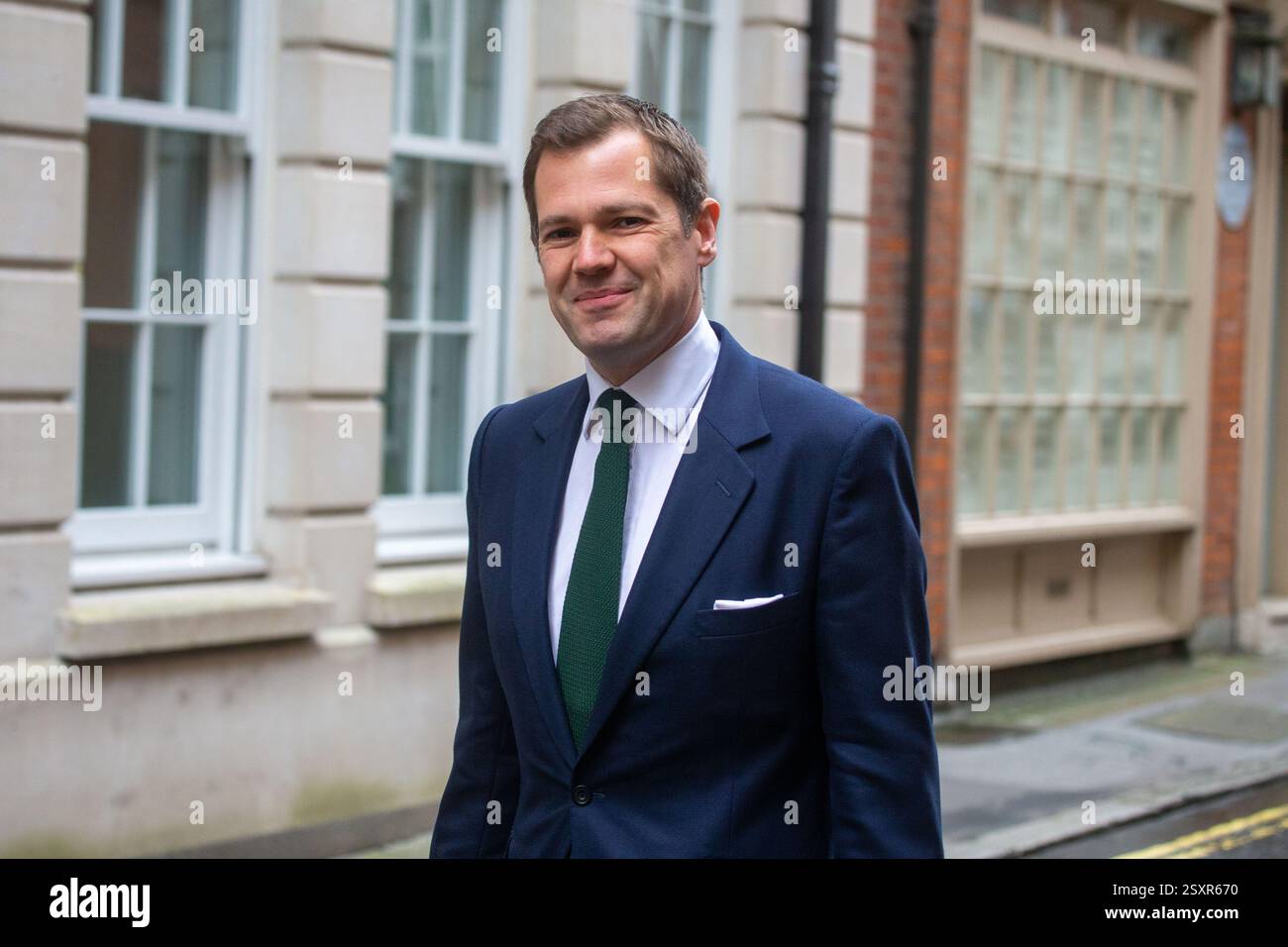 London, England, Großbritannien. Februar 2025. Der Schattenstaatssekretär für Justiz ROBERT JENRICK kommt vor einer Rede des konservativen Führers Kemi Badenoch zum Policy Exchange. (Kreditbild: © Tayfun Salci/ZUMA Press Wire) NUR REDAKTIONELLE VERWENDUNG! Nicht für kommerzielle ZWECKE! Stockfoto