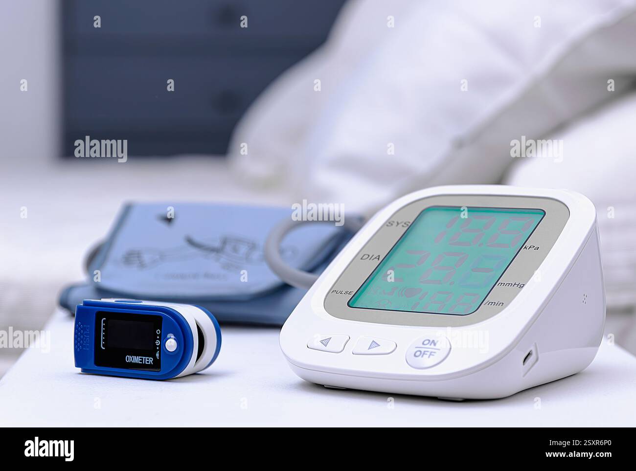 Elektronisches Blutdruckmessgerät und Pulsoxymeter. Medizinische Geräte. Stockfoto