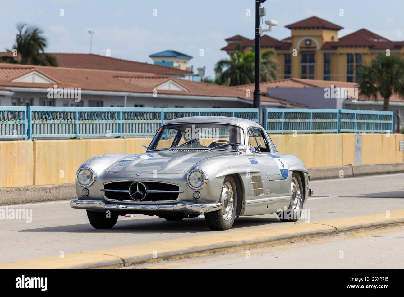 Ein Mercedes-Benz 300 SL nimmt am 25. Februar 2025 am Miglia Experience USA, Florida, Autorennen 1000 in Deerfield Beach, FL, Teil Stockfoto