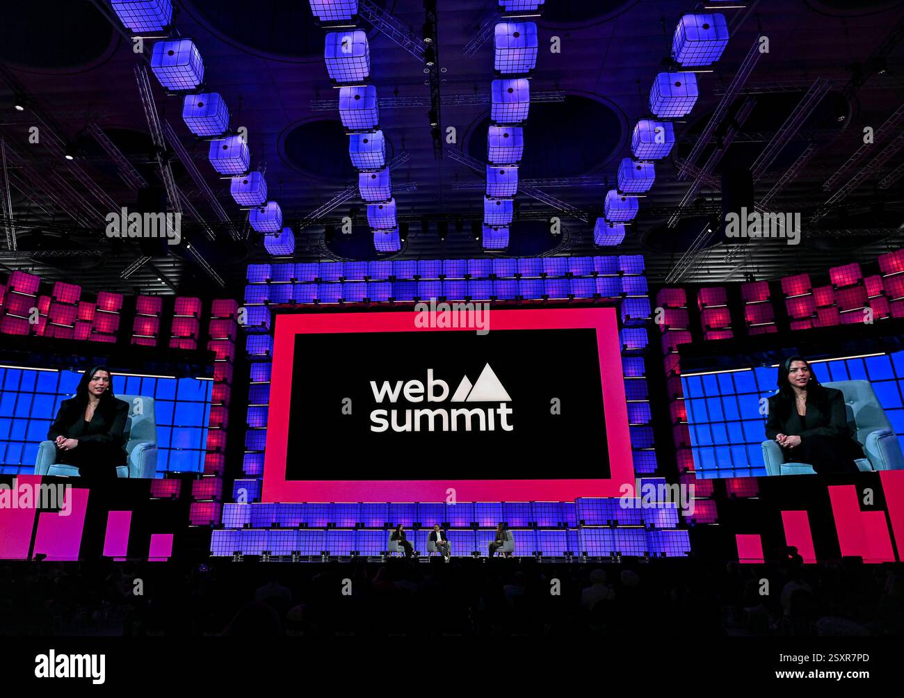 WEB SUMMIT QATAR 2025 – TAG DREI Sara Sabry, L Astronaut, CEO und Gründer der Deep Space Initiative, Adam Niewinski, C Mitgründer, Managing Partner von OTB Ventures und Jennifer Strong, R Pulitzer & Yale Fellow, Executive Producer & Host SHIFT mit Jennifer Strong nehmen am dritten Tag des Web Summit am 25. Februar 2025 in Doha, Katar, Teil. Die größte Technologiekonferenz im Nahen Osten dieses Jahres hat 25.747 Teilnehmer aus 124 Ländern, 1.520 Startups, 723 Investoren und 168 Partner, wobei KI als die am meisten vertretene Industrie auftaucht. DOHA Katar Copyright: XNoushadxThekkayilx Stockfoto