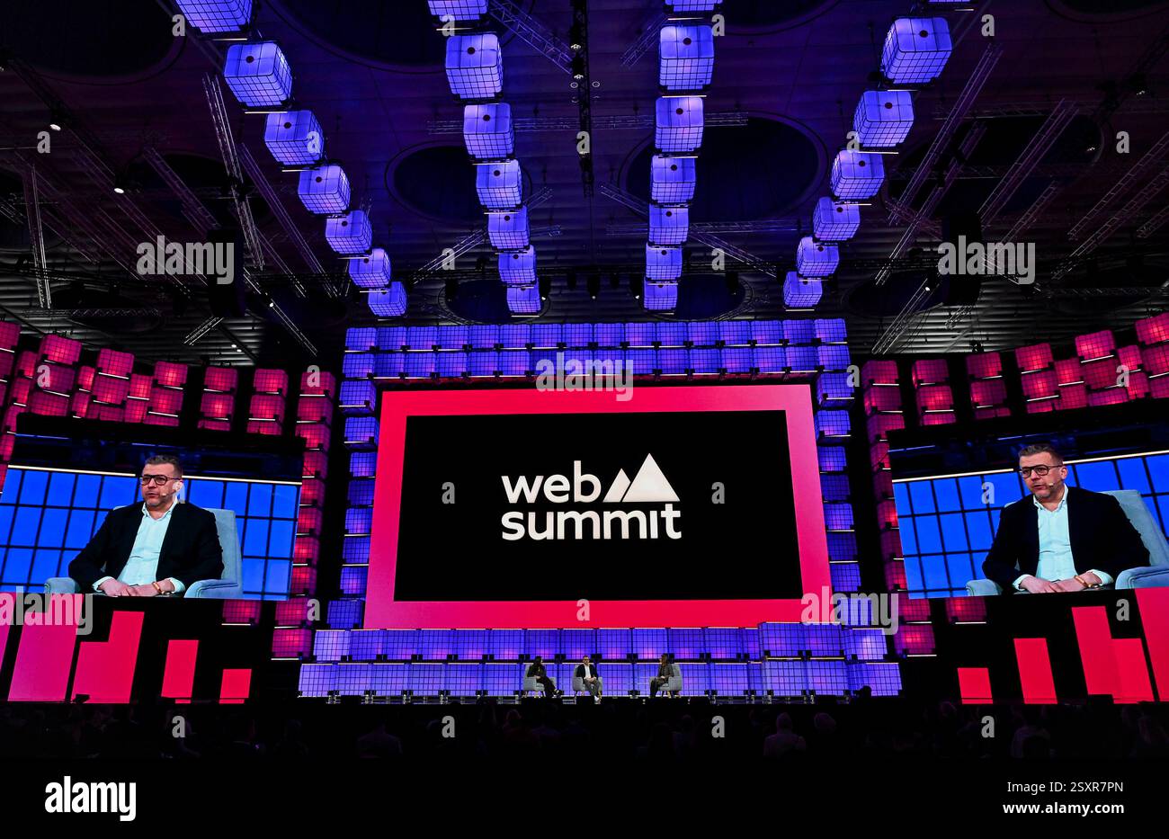 WEB SUMMIT QATAR 2025 – TAG DREI Sara Sabry, L Astronaut, CEO und Gründer der Deep Space Initiative, Adam Niewinski, C Mitgründer, Managing Partner von OTB Ventures und Jennifer Strong, R Pulitzer & Yale Fellow, Executive Producer & Host SHIFT mit Jennifer Strong nehmen am dritten Tag des Web Summit am 25. Februar 2025 in Doha, Katar, Teil. Die größte Technologiekonferenz im Nahen Osten dieses Jahres hat 25.747 Teilnehmer aus 124 Ländern, 1.520 Startups, 723 Investoren und 168 Partner, wobei KI als die am meisten vertretene Industrie auftaucht. DOHA Katar Copyright: XNoushadxThekkayilx Stockfoto