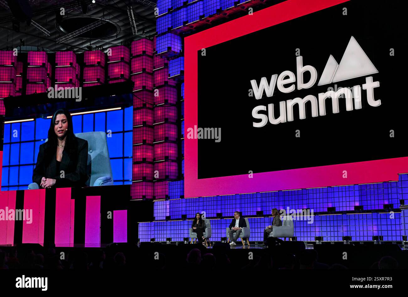 WEB SUMMIT QATAR 2025 – TAG DREI Sara Sabry, L Astronaut, CEO und Gründer der Deep Space Initiative, Adam Niewinski, C Mitgründer, Managing Partner von OTB Ventures und Jennifer Strong, R Pulitzer & Yale Fellow, Executive Producer & Host SHIFT mit Jennifer Strong nehmen am dritten Tag des Web Summit am 25. Februar 2025 in Doha, Katar, Teil. Die größte Technologiekonferenz im Nahen Osten dieses Jahres hat 25.747 Teilnehmer aus 124 Ländern, 1.520 Startups, 723 Investoren und 168 Partner, wobei KI als die am meisten vertretene Industrie auftaucht. DOHA Katar Copyright: XNoushadxThekkayilx Stockfoto