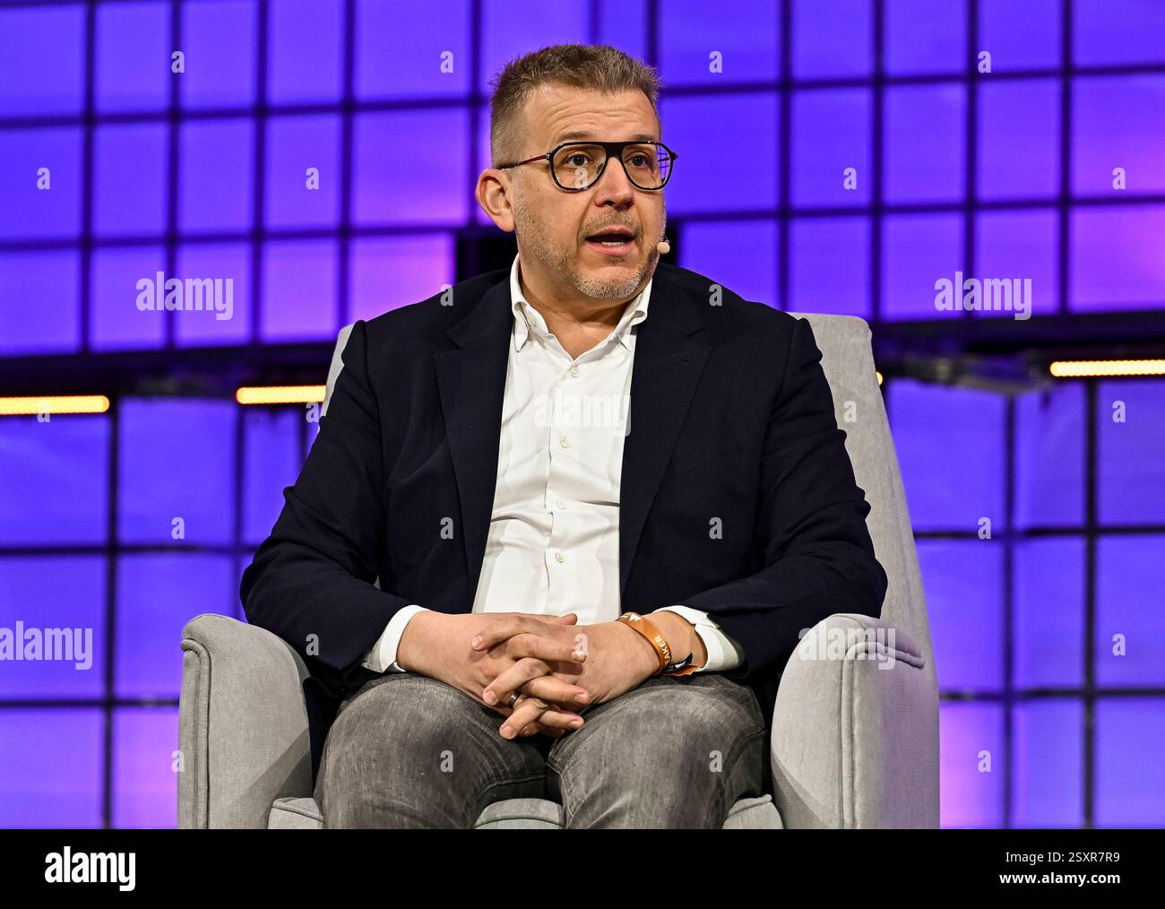 WEB SUMMIT QATAR 2025 – TAG DREI Adam Niewinski, Mitgründer und Managing Partner von OTB Ventures nimmt am dritten Tag des Web Summit am 25. Februar 2025 in Doha, Katar, Teil. Die größte Technologiekonferenz im Nahen Osten dieses Jahres hat 25.747 Teilnehmer aus 124 Ländern, 1.520 Startups, 723 Investoren und 168 Partner, wobei KI als die am meisten vertretene Industrie auftaucht. DOHA Katar Copyright: XNoushadxThekkayilx Stockfoto