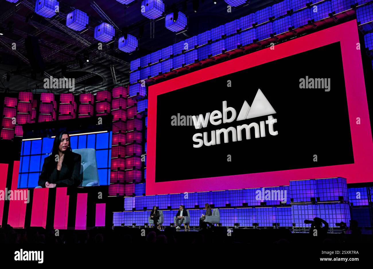 WEB SUMMIT QATAR 2025 – TAG DREI Sara Sabry, L Astronaut, CEO und Gründer der Deep Space Initiative, Adam Niewinski, C Mitgründer, Managing Partner von OTB Ventures und Jennifer Strong, R Pulitzer & Yale Fellow, Executive Producer & Host SHIFT mit Jennifer Strong nehmen am dritten Tag des Web Summit am 25. Februar 2025 in Doha, Katar, Teil. Die größte Technologiekonferenz im Nahen Osten dieses Jahres hat 25.747 Teilnehmer aus 124 Ländern, 1.520 Startups, 723 Investoren und 168 Partner, wobei KI als die am meisten vertretene Industrie auftaucht. DOHA Katar Copyright: XNoushadxThekkayilx Stockfoto