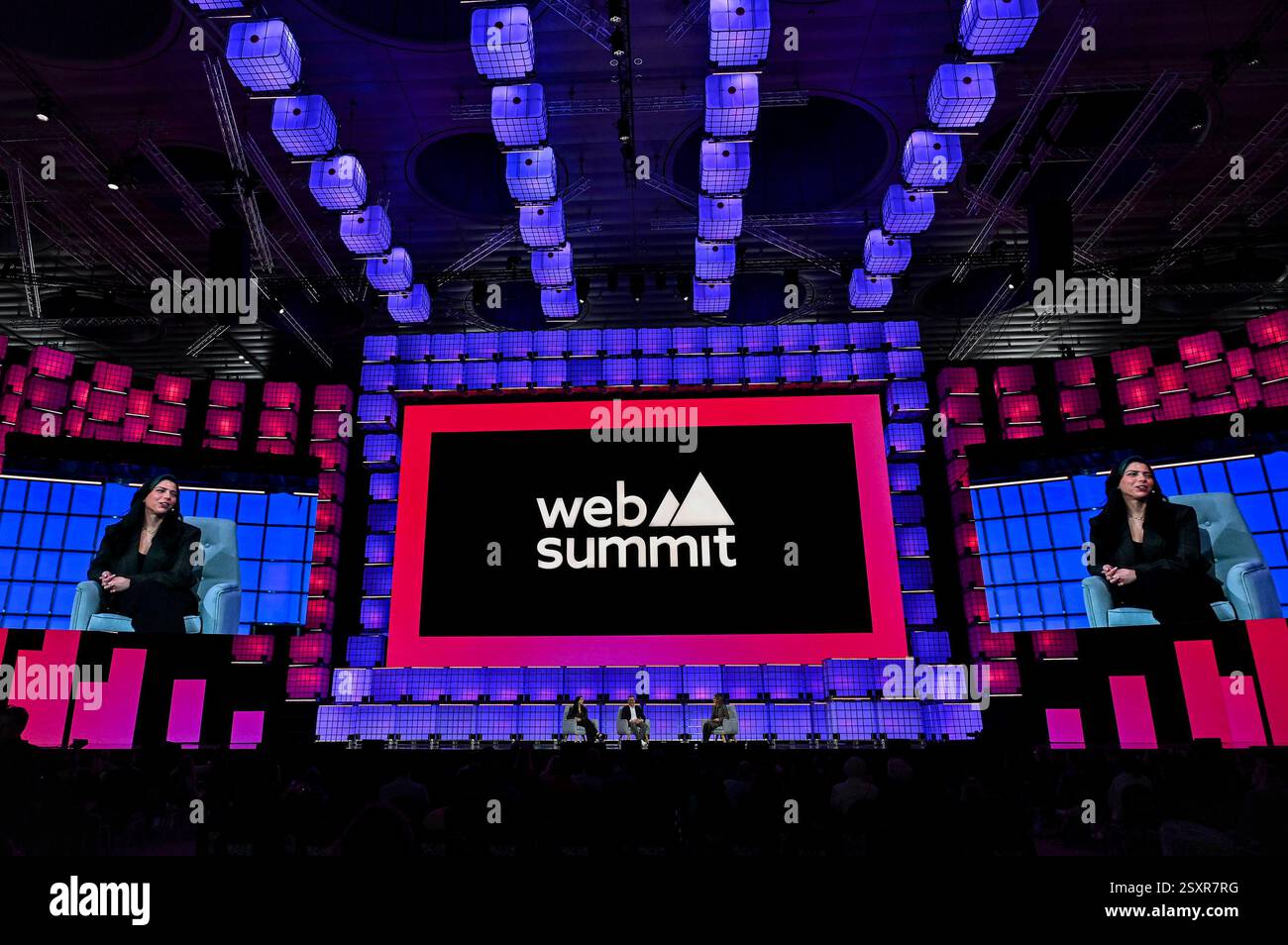 WEB SUMMIT QATAR 2025 – TAG DREI Sara Sabry, L Astronaut, CEO und Gründer der Deep Space Initiative, Adam Niewinski, C Mitgründer, Managing Partner von OTB Ventures und Jennifer Strong, R Pulitzer & Yale Fellow, Executive Producer & Host SHIFT mit Jennifer Strong nehmen am dritten Tag des Web Summit am 25. Februar 2025 in Doha, Katar, Teil. Die größte Technologiekonferenz im Nahen Osten dieses Jahres hat 25.747 Teilnehmer aus 124 Ländern, 1.520 Startups, 723 Investoren und 168 Partner, wobei KI als die am meisten vertretene Industrie auftaucht. DOHA Katar Copyright: XNoushadxThekkayilx Stockfoto