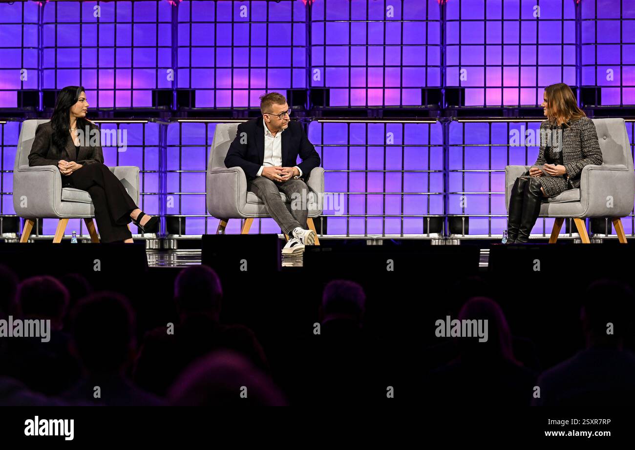 WEB SUMMIT QATAR 2025 – TAG DREI Sara Sabry, L Astronaut, CEO und Gründer der Deep Space Initiative, Adam Niewinski, C Mitgründer, Managing Partner von OTB Ventures und Jennifer Strong, R Pulitzer & Yale Fellow, Executive Producer & Host SHIFT mit Jennifer Strong nehmen am dritten Tag des Web Summit am 25. Februar 2025 in Doha, Katar, Teil. Die größte Technologiekonferenz im Nahen Osten dieses Jahres hat 25.747 Teilnehmer aus 124 Ländern, 1.520 Startups, 723 Investoren und 168 Partner, wobei KI als die am meisten vertretene Industrie auftaucht. DOHA Katar Copyright: XNoushadxThekkayilx Stockfoto