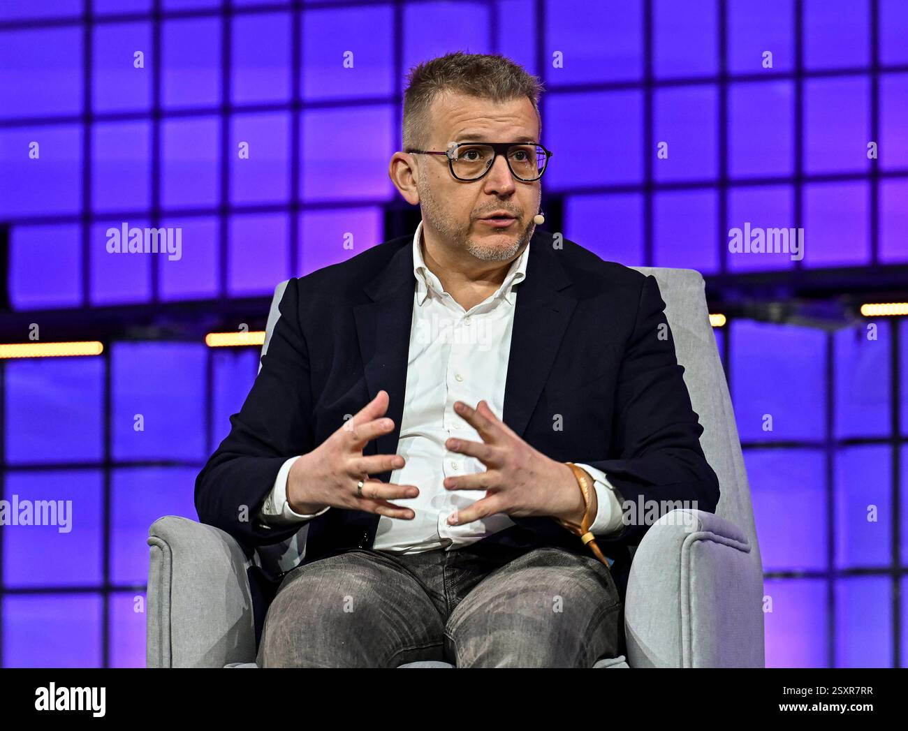 WEB SUMMIT QATAR 2025 – TAG DREI Adam Niewinski, Mitgründer und Managing Partner von OTB Ventures nimmt am dritten Tag des Web Summit am 25. Februar 2025 in Doha, Katar, Teil. Die größte Technologiekonferenz im Nahen Osten dieses Jahres hat 25.747 Teilnehmer aus 124 Ländern, 1.520 Startups, 723 Investoren und 168 Partner, wobei KI als die am meisten vertretene Industrie auftaucht. DOHA Katar Copyright: XNoushadxThekkayilx Stockfoto