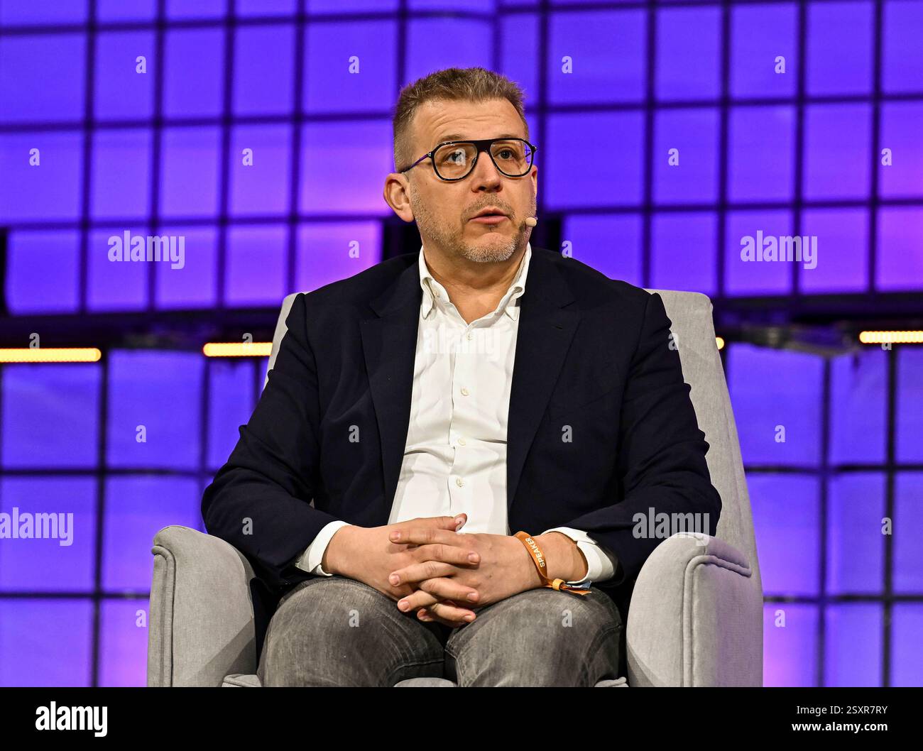 WEB SUMMIT QATAR 2025 – TAG DREI Adam Niewinski, Mitgründer und Managing Partner von OTB Ventures nimmt am dritten Tag des Web Summit am 25. Februar 2025 in Doha, Katar, Teil. Die größte Technologiekonferenz im Nahen Osten dieses Jahres hat 25.747 Teilnehmer aus 124 Ländern, 1.520 Startups, 723 Investoren und 168 Partner, wobei KI als die am meisten vertretene Industrie auftaucht. DOHA Katar Copyright: XNoushadxThekkayilx Stockfoto