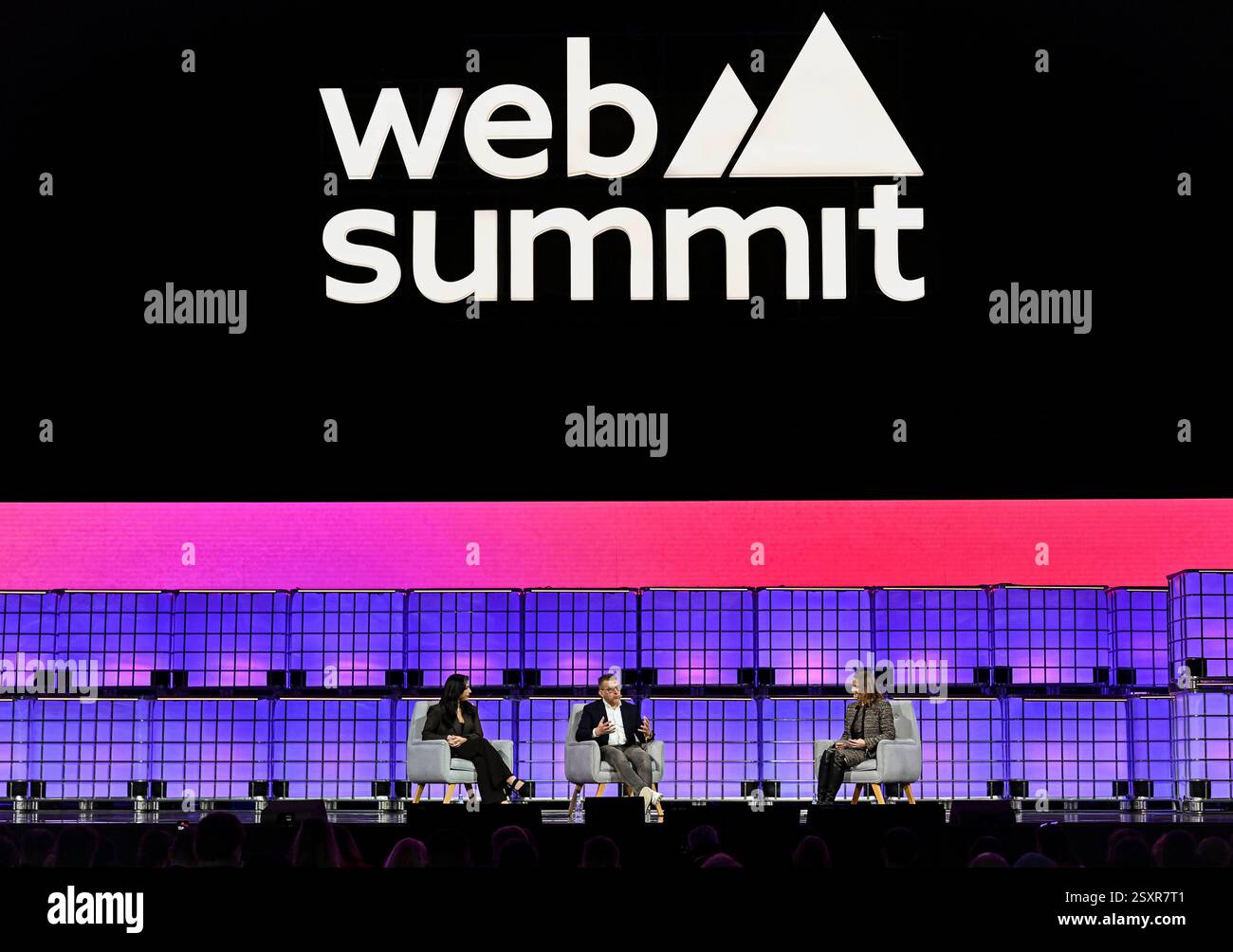 WEB SUMMIT QATAR 2025 – TAG DREI Sara Sabry, L Astronaut, CEO und Gründer der Deep Space Initiative, Adam Niewinski, C Mitgründer, Managing Partner von OTB Ventures und Jennifer Strong, R Pulitzer & Yale Fellow, Executive Producer & Host SHIFT mit Jennifer Strong nehmen am dritten Tag des Web Summit am 25. Februar 2025 in Doha, Katar, Teil. Die größte Technologiekonferenz im Nahen Osten dieses Jahres hat 25.747 Teilnehmer aus 124 Ländern, 1.520 Startups, 723 Investoren und 168 Partner, wobei KI als die am meisten vertretene Industrie auftaucht. DOHA Katar Copyright: XNoushadxThekkayilx Stockfoto