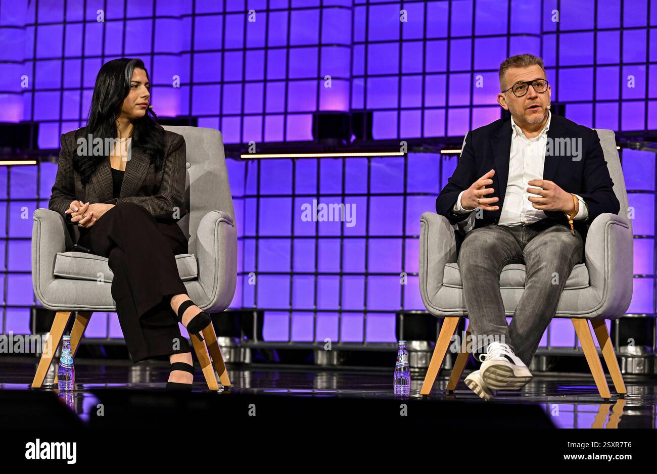 WEB SUMMIT QATAR 2025 - TAG DREI Sara Sabry, L Astronaut, CEO und Gründer der Deep Space Initiative und Adam Niewinski, R Co-Founder und Managing Partner von OTB Ventures nehmen am dritten Tag des Web Summit am 25. Februar 2025 in Doha, Katar, Teil. Die größte Technologiekonferenz im Nahen Osten dieses Jahres hat 25.747 Teilnehmer aus 124 Ländern, 1.520 Startups, 723 Investoren und 168 Partner, wobei KI als die am meisten vertretene Industrie auftaucht. DOHA Katar Copyright: XNoushadxThekkayilx Stockfoto