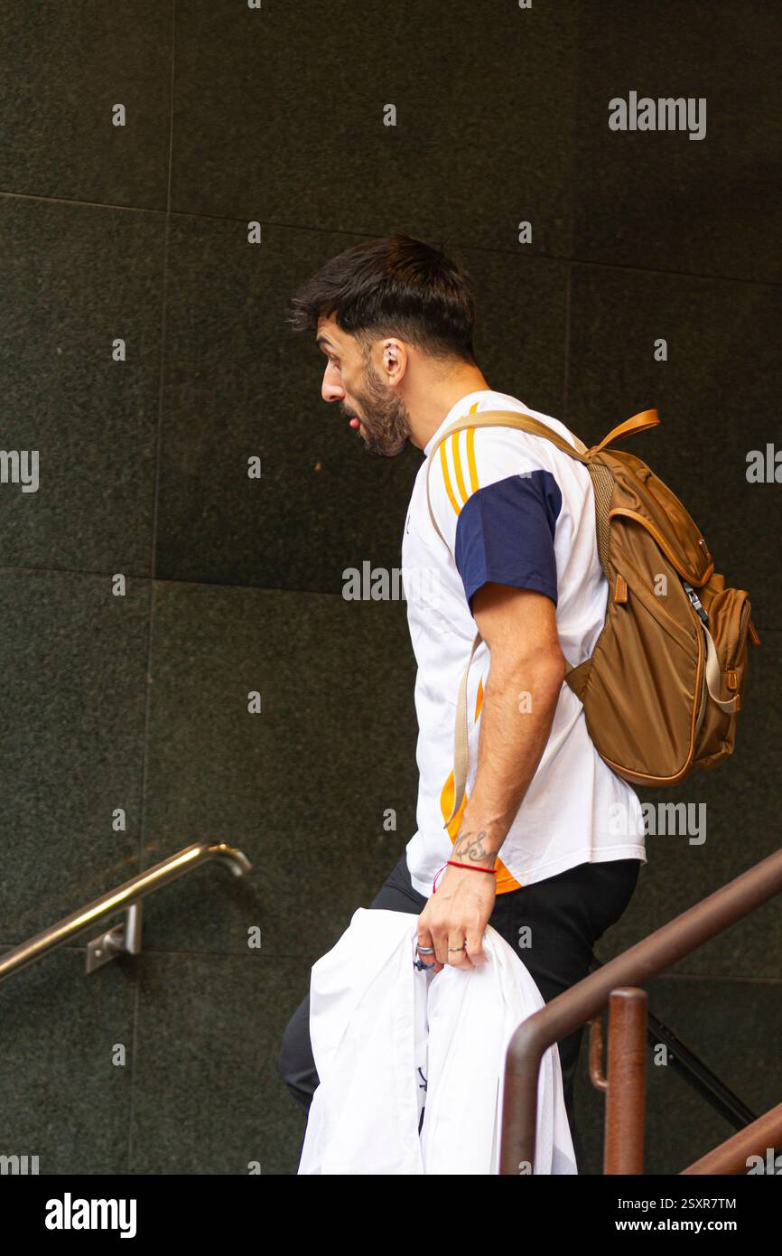 Basketballspieler Facundo Campazzo, der derzeit für Real Madrid spielt, verlässt das Hotel in die Buesa Arena in Vitoria Stockfoto