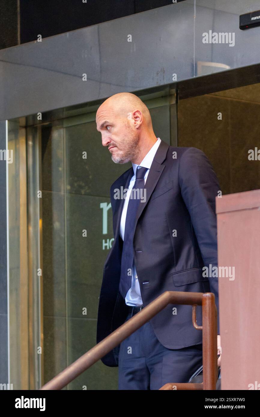 Vitoria (Spanien) 15. oktober 2024 Jorge Javier Pérez Vara, derzeit Pressesprecher von Real Madrid, verlässt das Hotel in die Buesa Arena Stockfoto