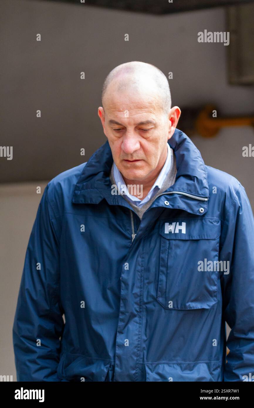 Der ehemalige Basketballspieler Alberto Herreros, der derzeit zum Trainer von Real Madrid gehört, verlässt das Hotel in die Buesa Arena in Vitoria Stockfoto
