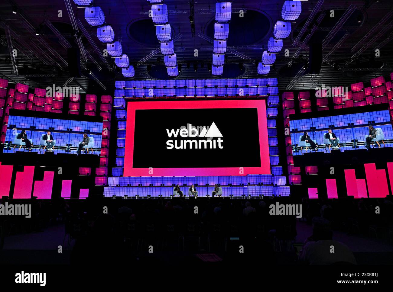 WEB SUMMIT QATAR 2025 – TAG DREI Sara Sabry, L Astronaut, CEO und Gründer der Deep Space Initiative, Adam Niewinski, C Mitgründer, Managing Partner von OTB Ventures und Jennifer Strong, R Pulitzer & Yale Fellow, Executive Producer & Host SHIFT mit Jennifer Strong nehmen am dritten Tag des Web Summit am 25. Februar 2025 in Doha, Katar, Teil. Die größte Technologiekonferenz im Nahen Osten dieses Jahres hat 25.747 Teilnehmer aus 124 Ländern, 1.520 Startups, 723 Investoren und 168 Partner, wobei KI als die am meisten vertretene Industrie auftaucht. DOHA Katar Copyright: XNoushadxThekkayilx Stockfoto