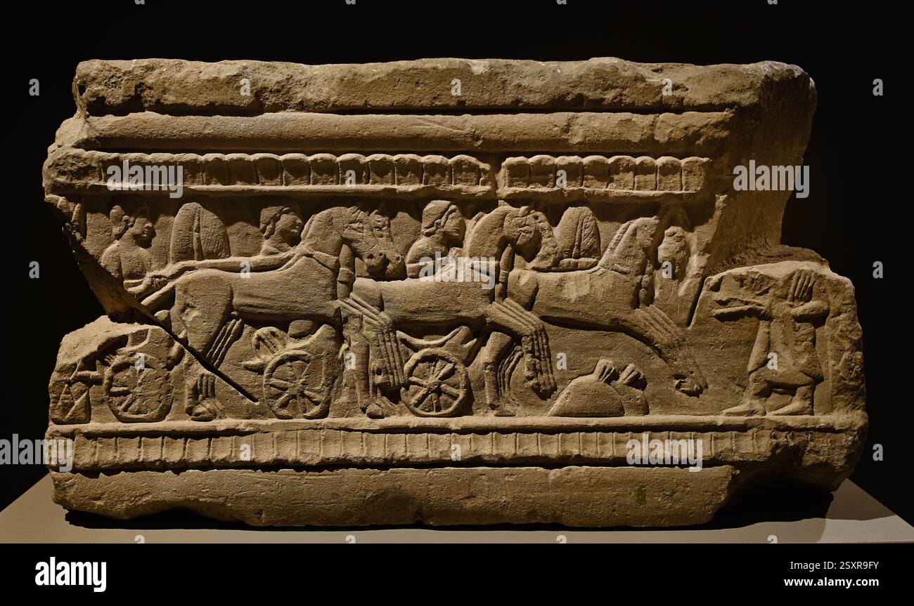 Fundament eines etruskischen Grabdenkmals Clusium 480 v. Chr. Etruskisches Museum, Italien, ( Kunstmuseum Budapest ) Neben Athleten, die an Wagen- und Laufrennen teilnehmen, Ringen und Boxen, sind auch Diskuswerfer und Speerwerfer anwesend ( im 6. Jahrhundert v. Chr. entwickelten lokale Werkstätten in Klausen, einem der größten Zentren archaischer etruskischer Kunst, eine einzigartige künstlerische Form für die Schaffung von Grabdenkmälern ). Stockfoto