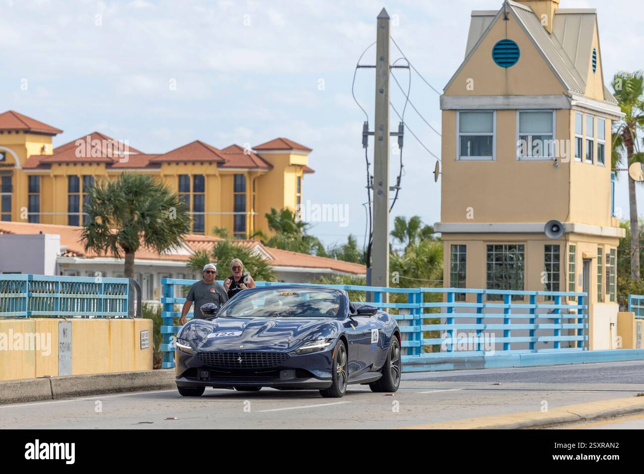 Ein Ferrari Roma Spider nimmt am 25. Februar 2025 am Miglia Experience USA Florida Autorennen 1000 in Deerfield Beach, FL, Teil Stockfoto