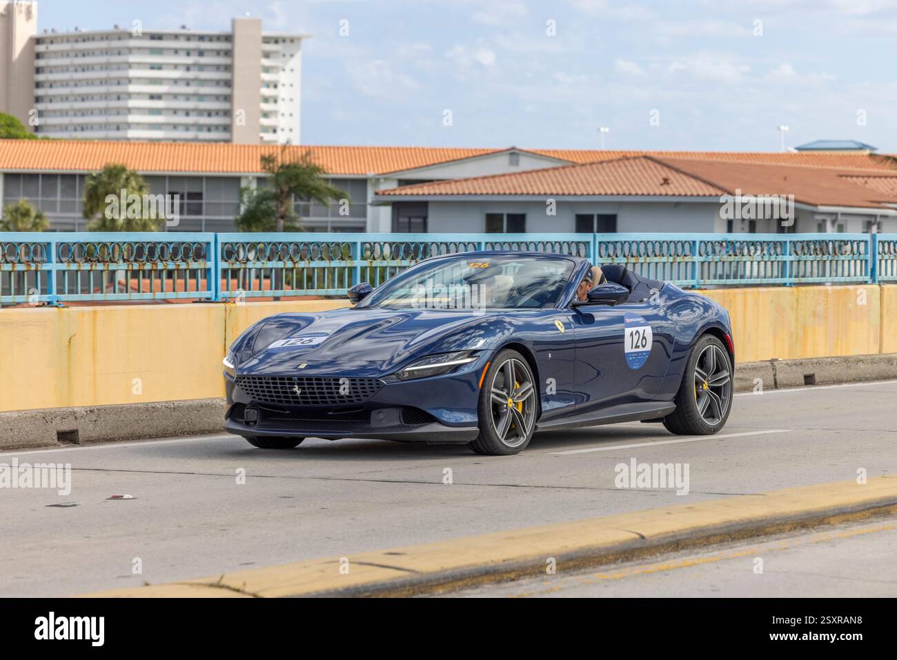 Ein Ferrari Roma Spider nimmt am 25. Februar 2025 am Miglia Experience USA Florida Autorennen 1000 in Deerfield Beach, FL, Teil Stockfoto