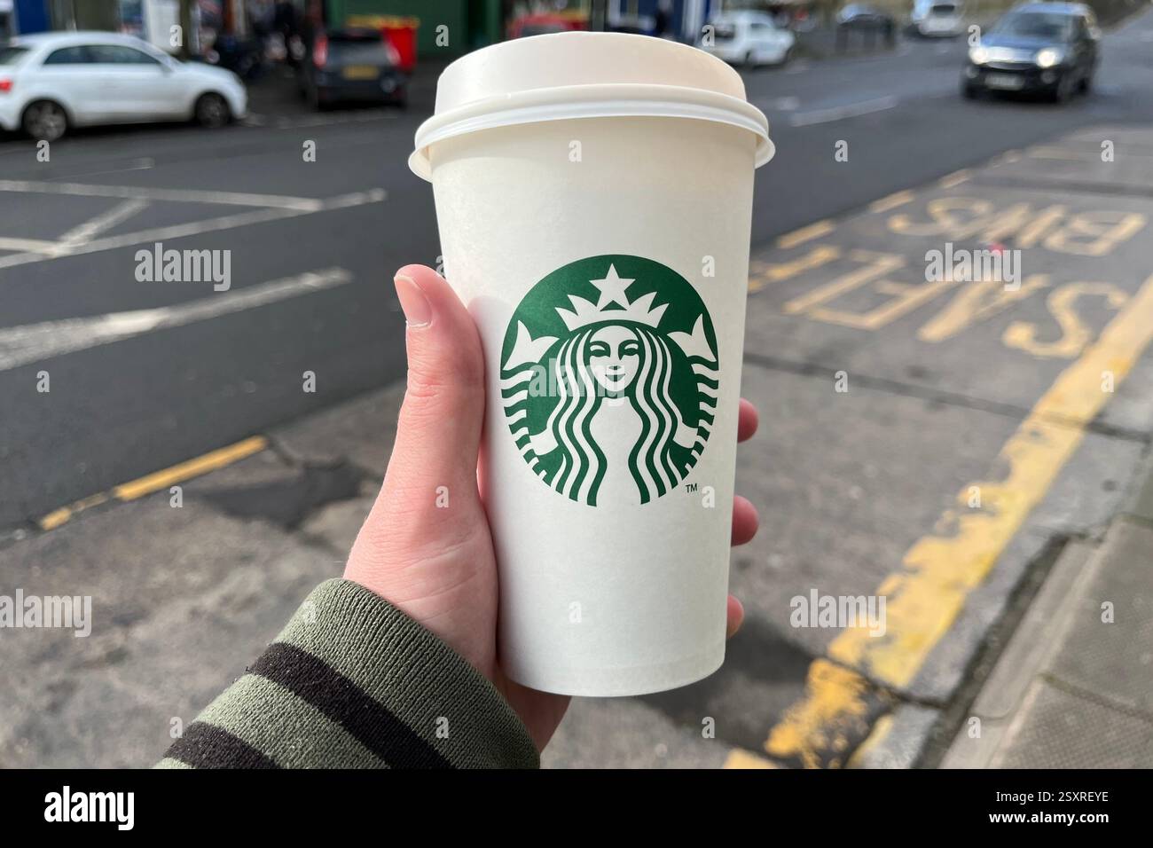 Starbucks Coffee Cup in Uplands, Swansea, Wales, Großbritannien. - Smartphone-aufgenommenes Stockfoto