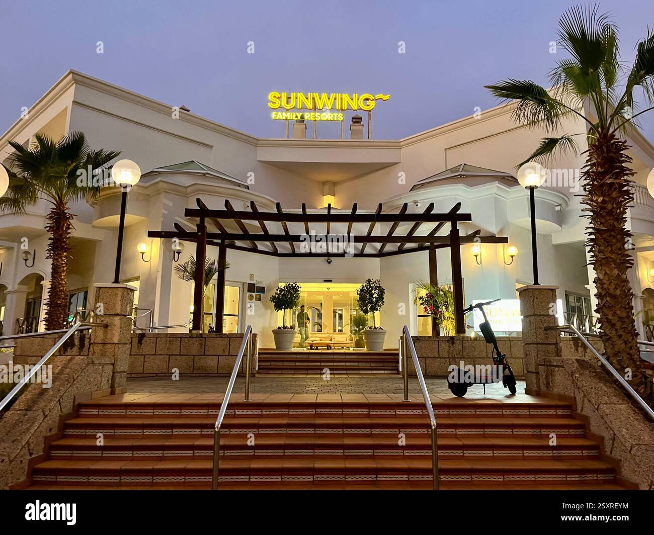 Das Sunwing Fañabé Beach Hotel in Costa Adeje. Teneriffa, Kanarische Inseln, Spanien. Januar 2025. - Smartphone-aufgenommenes Stockfoto