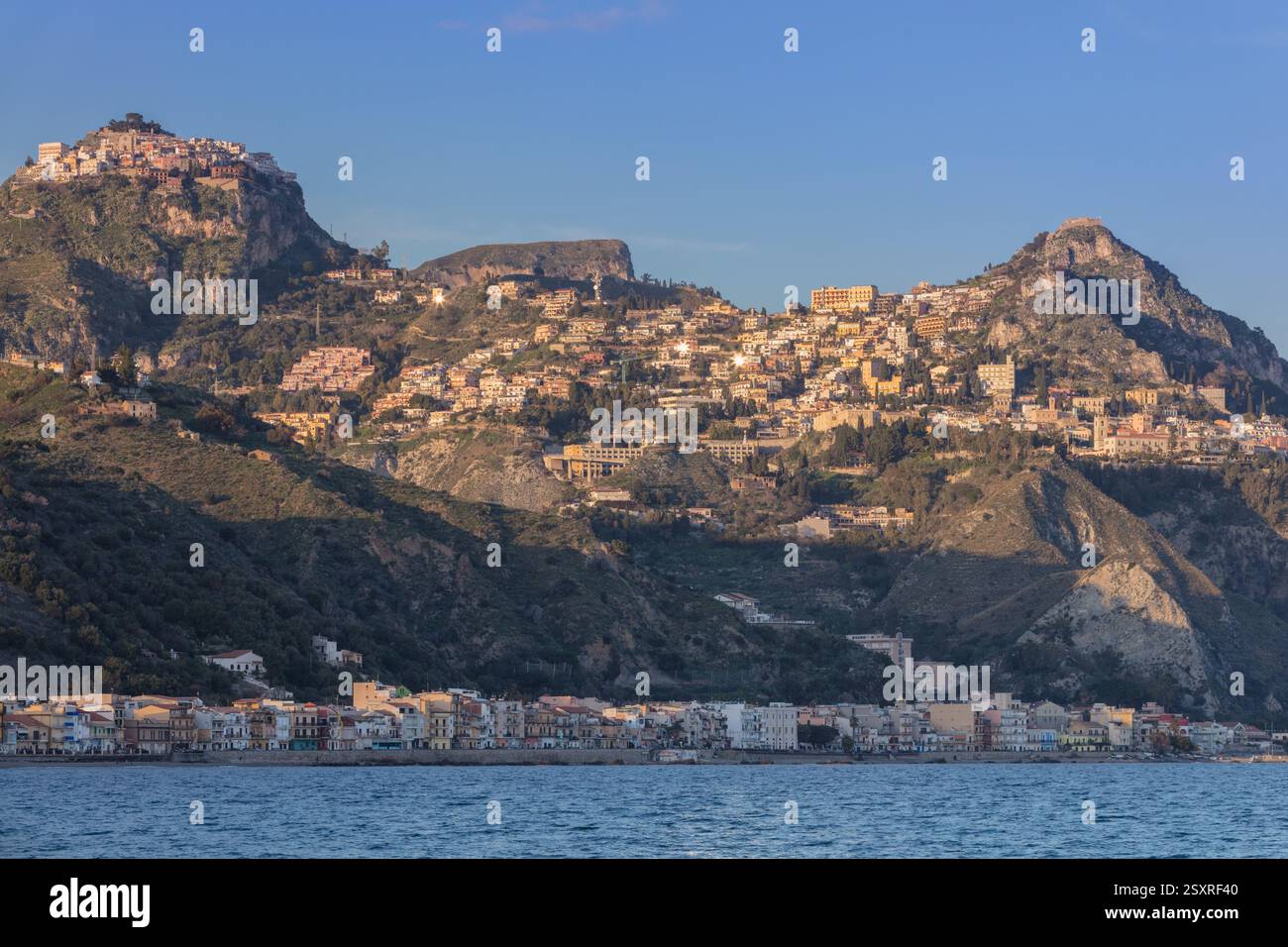 Taormina Stadt auf dem Berg und Giardini Naxos Stadt am Wasser. Sizilien, Italien Stockfoto