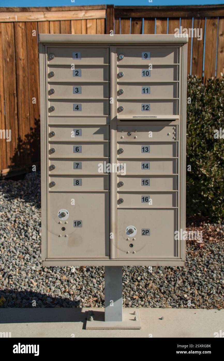 Eine Sammlung von Briefkästen, die allgemein als Clusterbox bezeichnet werden, wird häufig in modernen Wohngebieten verwendet. Stockfoto