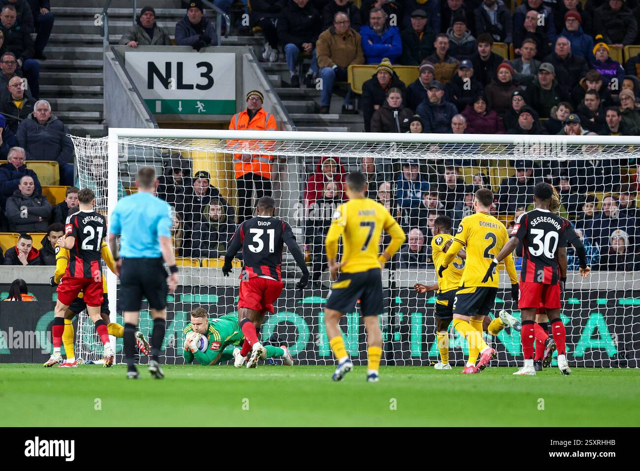 Während des Premier League-Spiels zwischen Wolverhampton Wanderers und Fulham in Molineux, Wolverhampton am Dienstag, den 25. Februar 2025. (Foto: Stuart Leggett | MI News) Credit: MI News & Sport /Alamy Live News Stockfoto