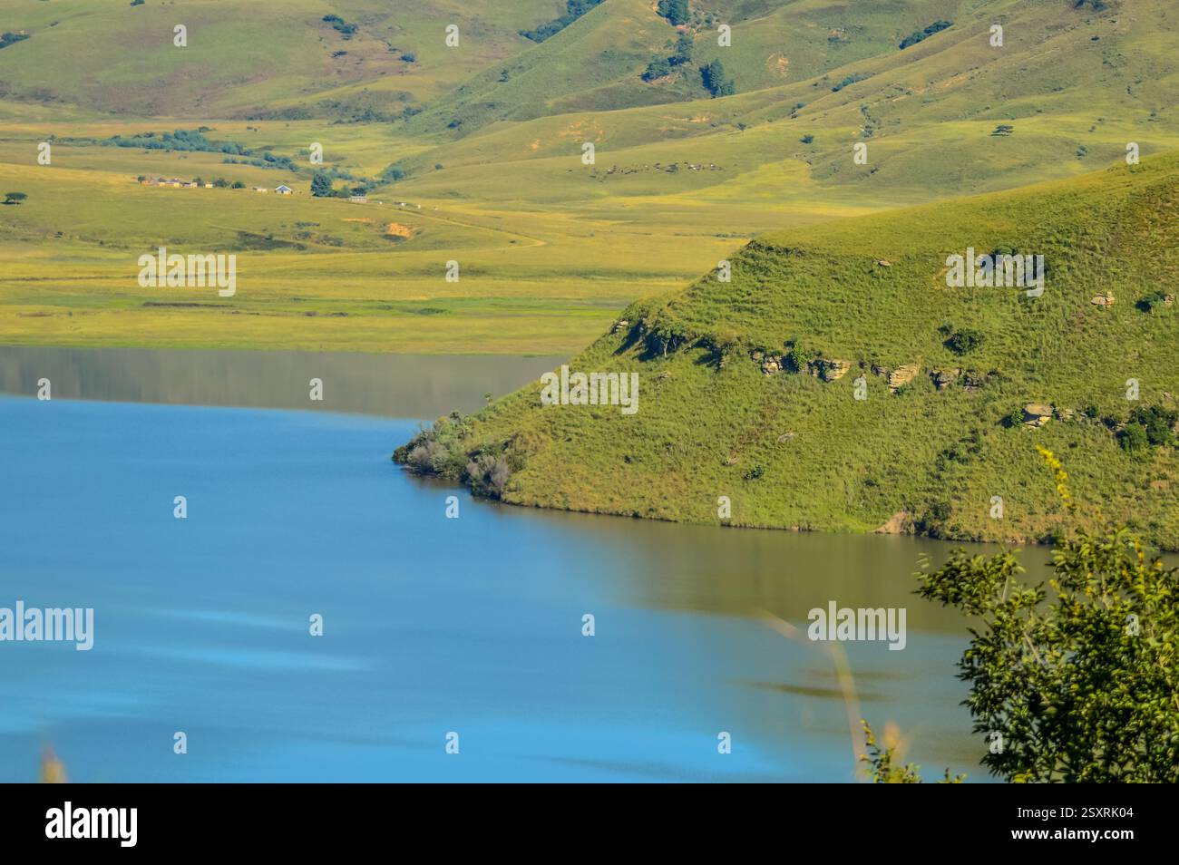 Drakensberger Berghang und Glockenturm Staudamm um Cathkin Peak Stockfoto