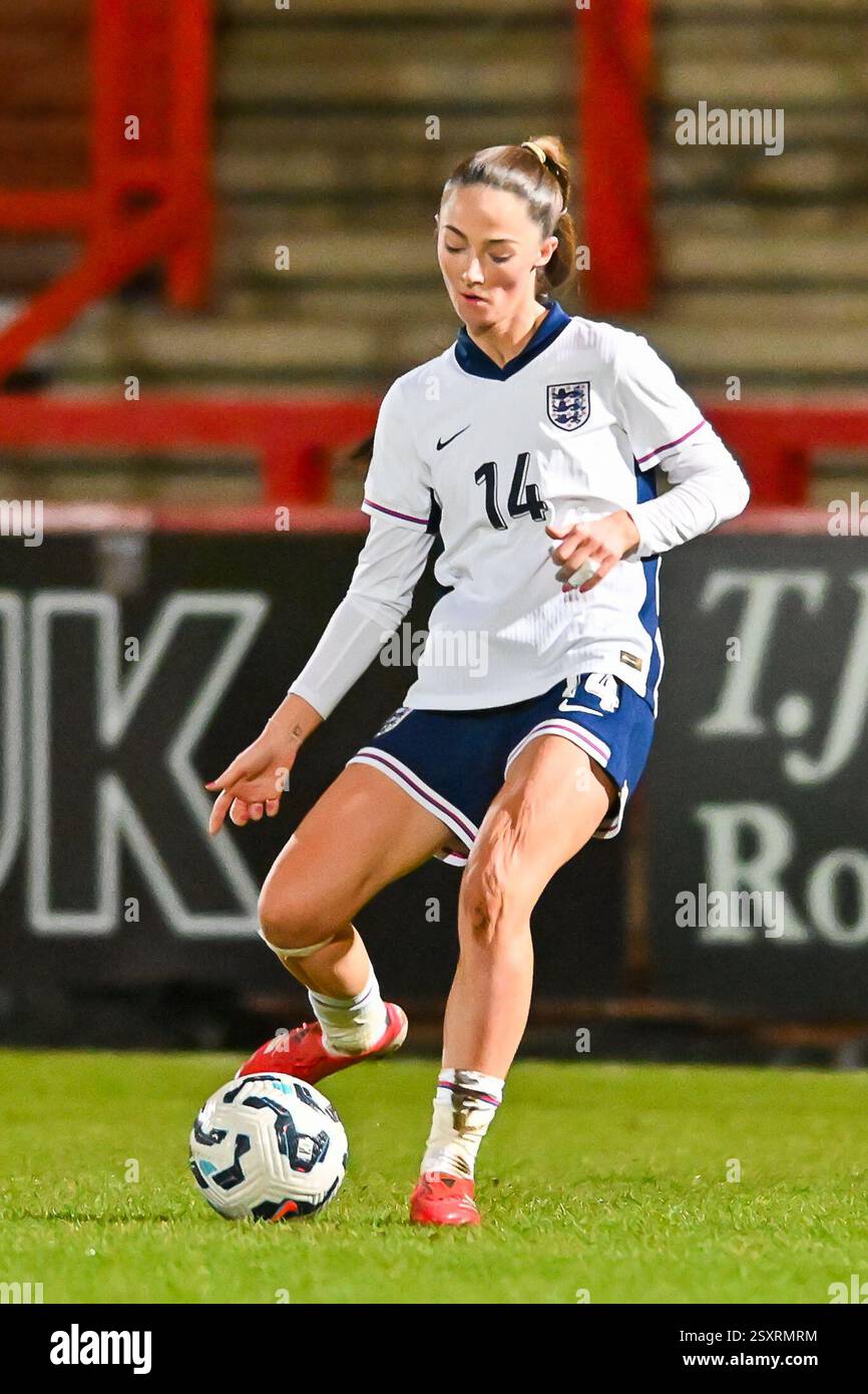 Neve Herron (14 England) übergibt den Ball während des Nationalmannschaftsspiels Friendly Women U-23s zwischen England und Frankreich im Lamex Stadium, Stevenage am Dienstag, den 25. Februar 2025. (Foto: Kevin Hodgson | MI News) Credit: MI News & Sport /Alamy Live News Stockfoto