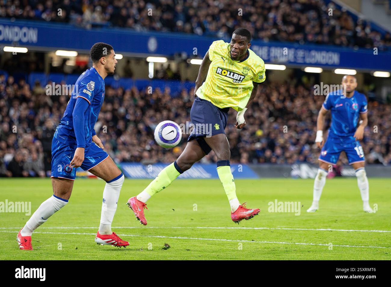25. Februar 2025; Stamford Bridge, Chelsea, London, England: Premier League Football, Chelsea gegen Southampton; Paul Onuachu aus Southampton macht sich auf den Weg Stockfoto
