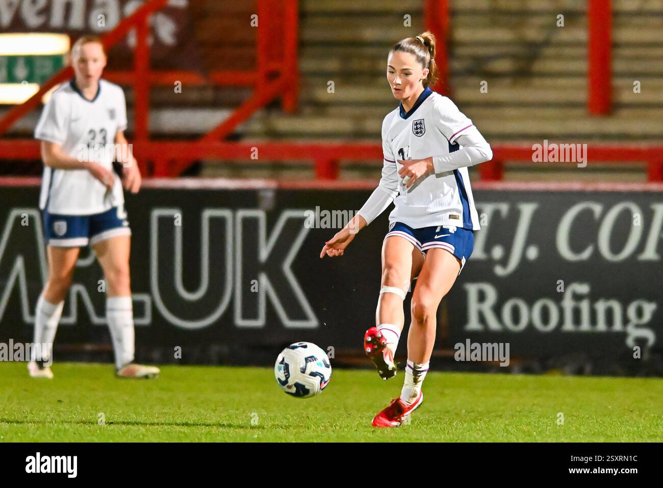 Neve Herron (14 England) übergibt den Ball während des Nationalmannschaftsspiels Friendly Women U-23s zwischen England und Frankreich im Lamex Stadium, Stevenage am Dienstag, den 25. Februar 2025. (Foto: Kevin Hodgson | MI News) Credit: MI News & Sport /Alamy Live News Stockfoto
