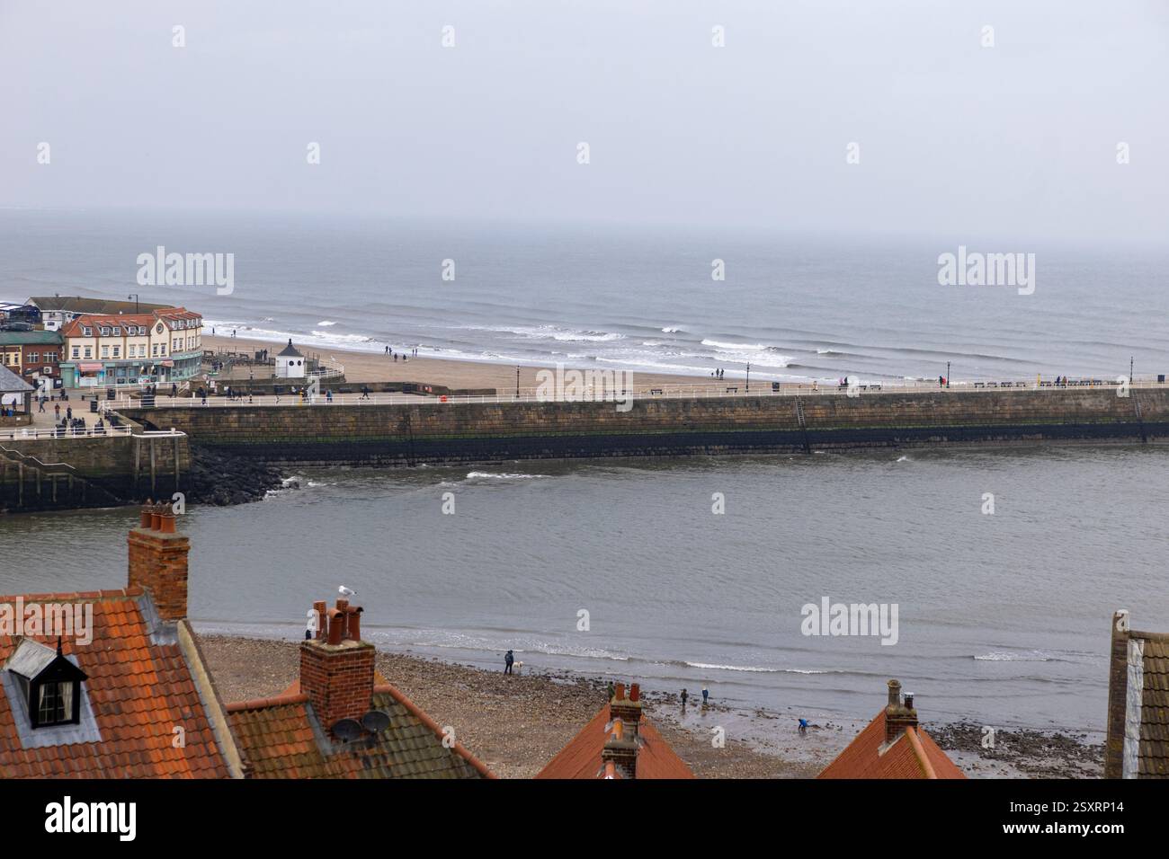 West und East Piers in Whitby Stockfoto