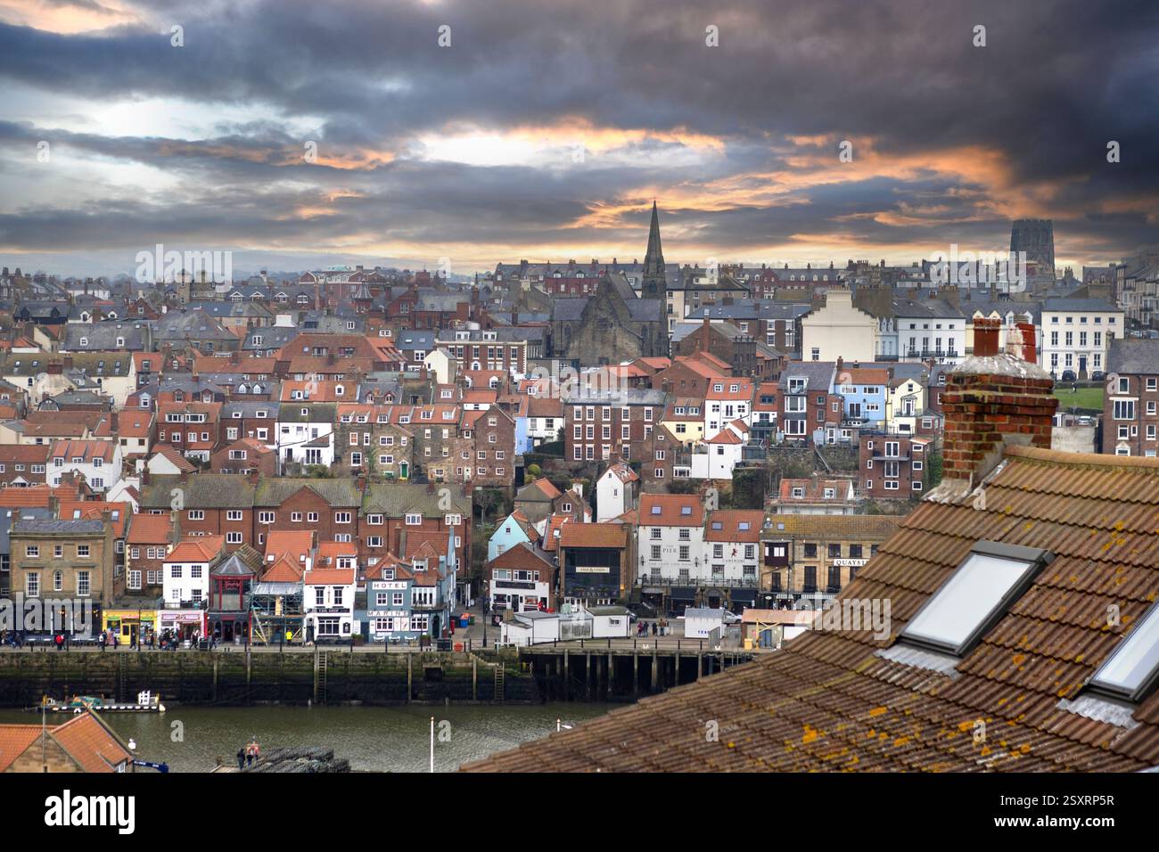 Blick auf Whitbys West Cliff Top Stockfoto