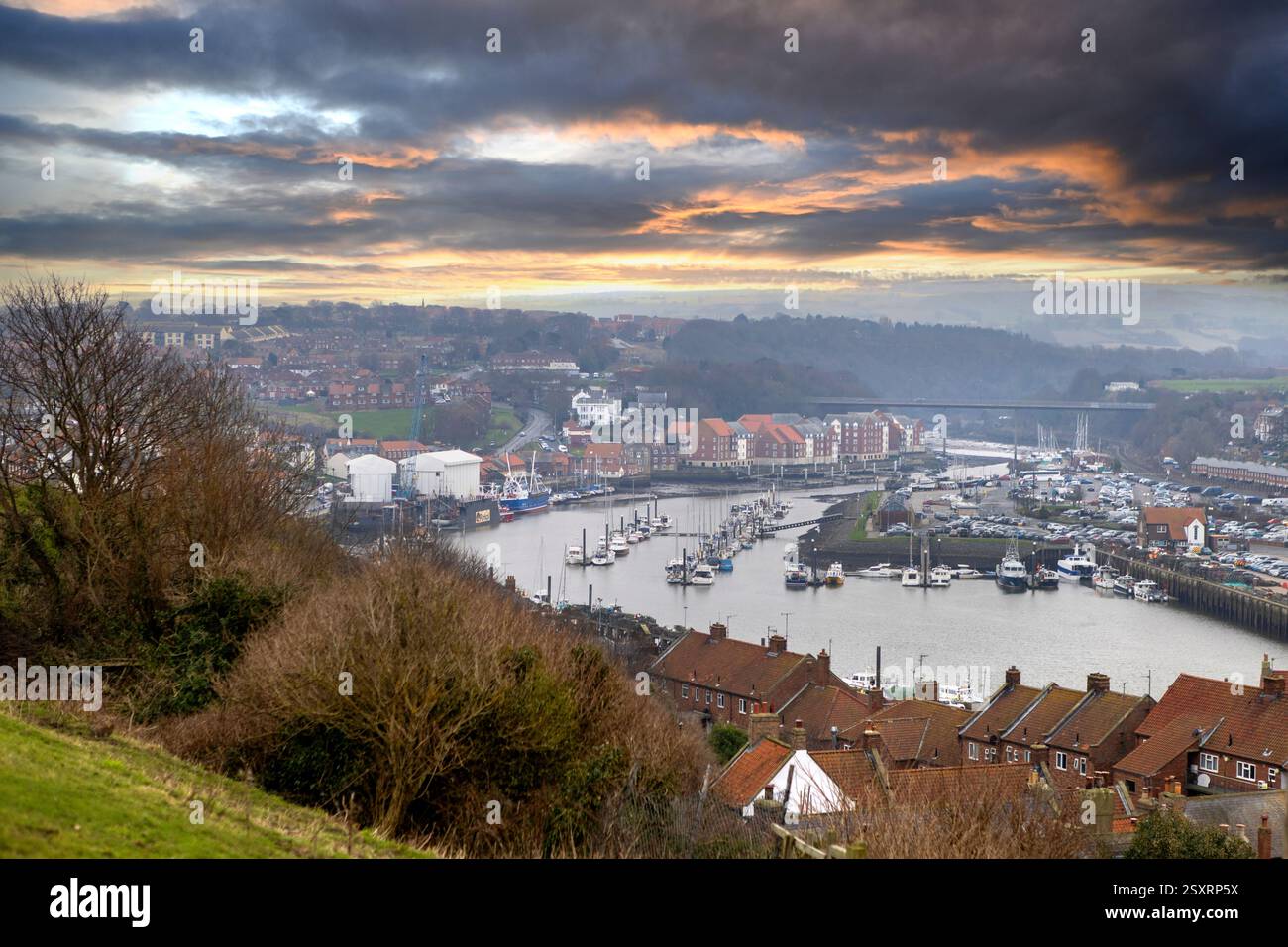 Blick auf Whitby East Side und den Fluss Esk Stockfoto