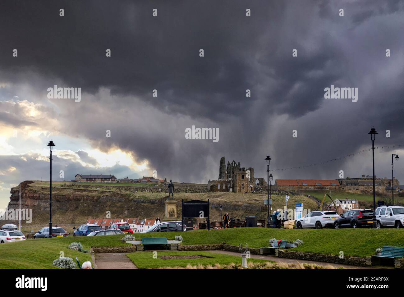 Whitby Abbey mit Blick auf die Nordsee auf der East Cliff oberhalb von Whitby in North Yorkshire Stockfoto