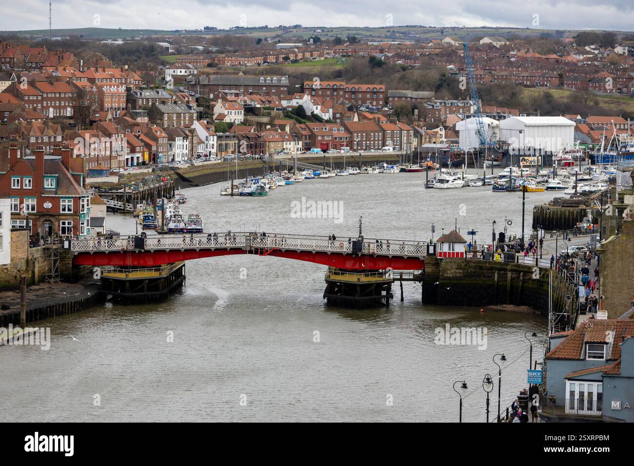 Blick auf Whitbys East Cliff mit Blick auf den historischen Hafen und die Abtei auf die Hütten und Häuser Stockfoto
