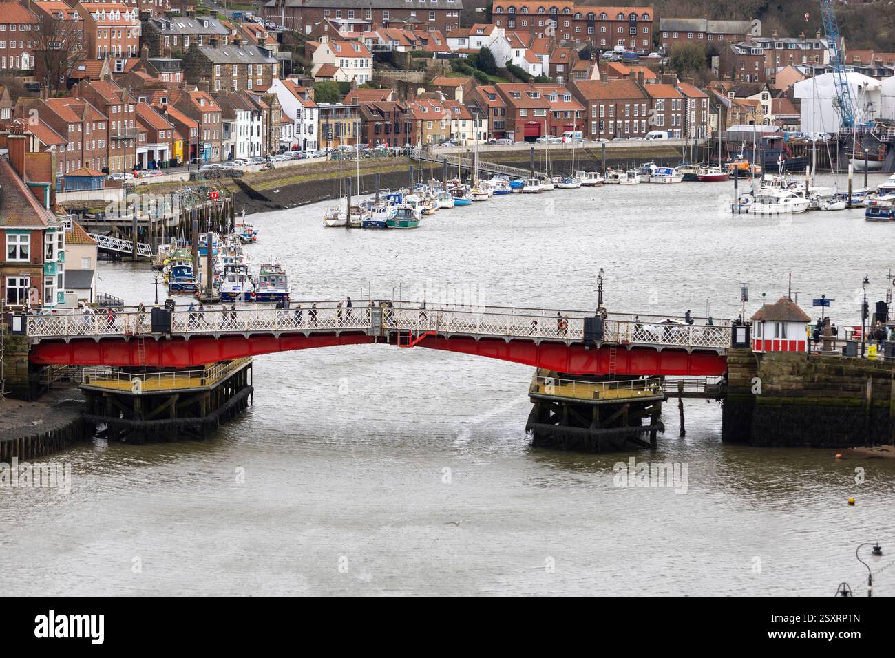 Blick auf die Küste der Pier Road in Whitby North Yorkshire Stockfoto