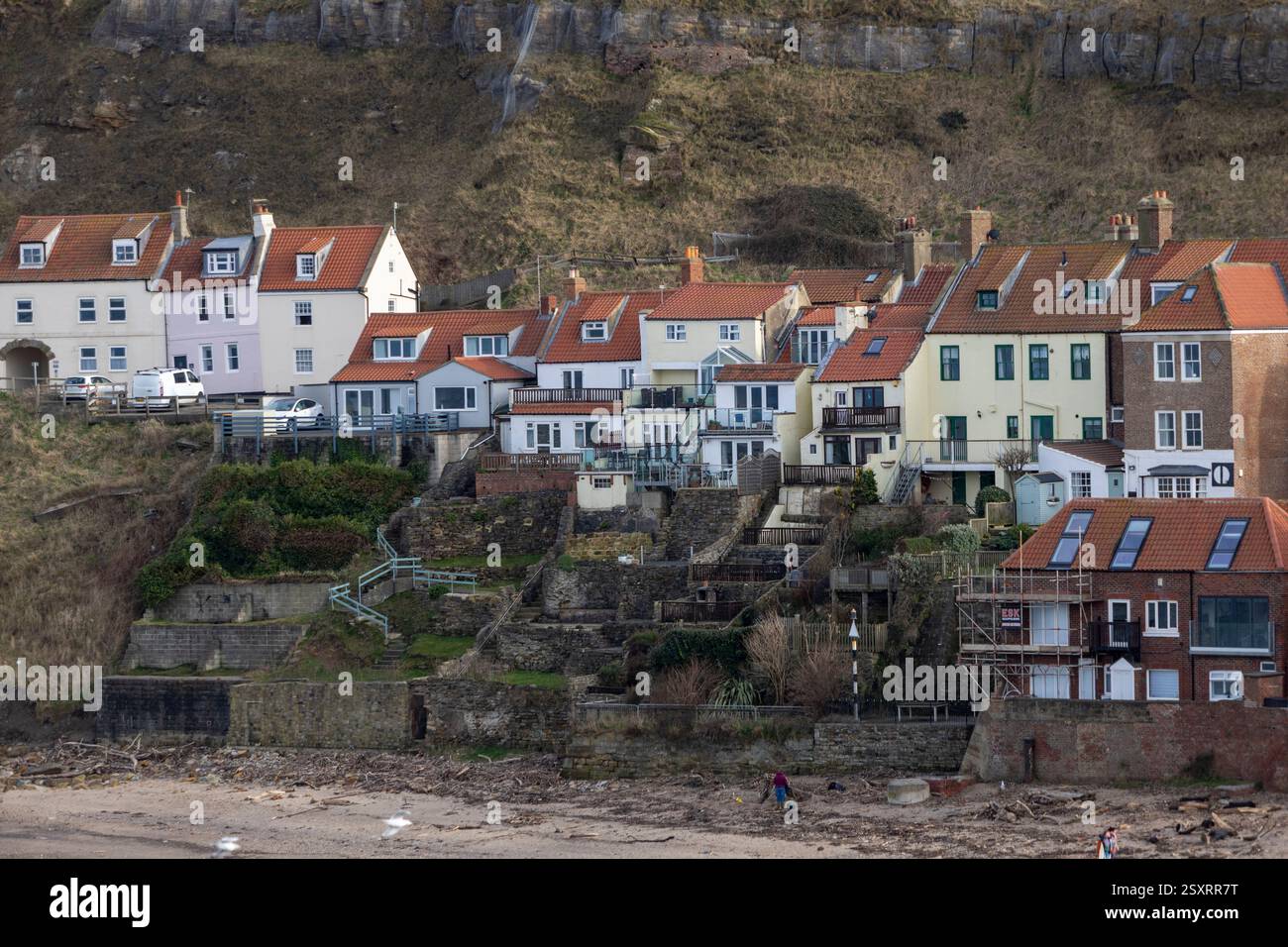 Blick auf Whitbys East Cliff mit Blick auf den historischen Hafen und die Abtei auf die Hütten und Häuser Stockfoto