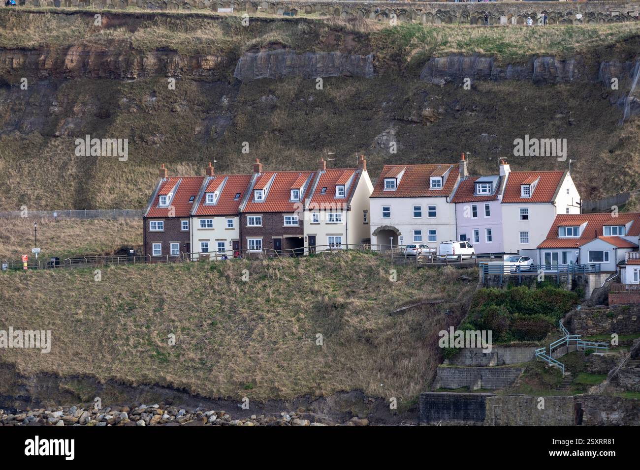 Blick auf Whitbys East Cliff mit Blick auf den historischen Hafen und die Abtei auf die Hütten und Häuser Stockfoto