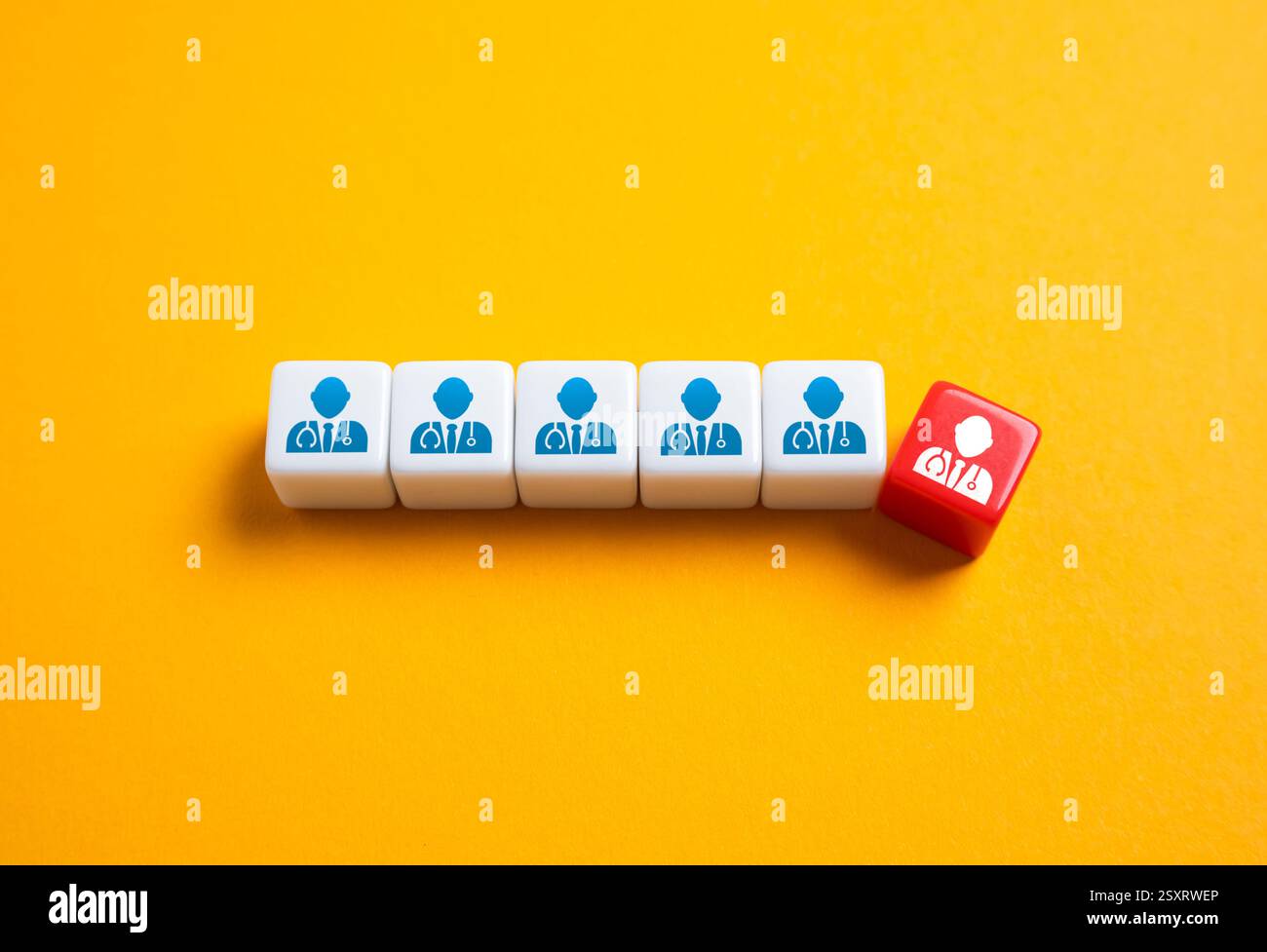 Verringerung der Zahl der medizinischen Fachkräfte. Mangel an Ärzten und medizinischem Personal. Kürzungen des Gesundheitspersonals, Belastung im Krankenhaus, medizinische Arbeitskräfte krisi Stockfoto