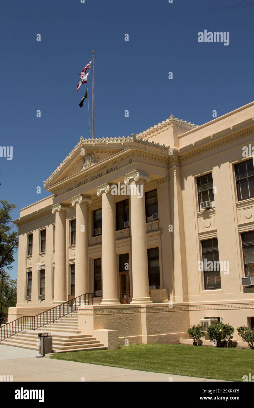 Großes Gebäude mit einem Fahnenmast oben. Die Flagge ist rot, weiß und blau Stockfoto
