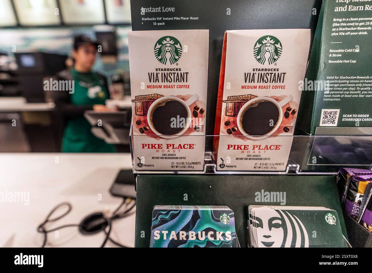 Miami, USA. Februar 2025. Starbucks Signage am 25. Februar 2025 in einem der Coffee Shops des Unternehmens in Aventura, Florida. Starbucks hat 1.100 Arbeiter entlassen und schrumpft die Getränkekarte. Foto: Ronen Tivony/SIPA USA) *** Bitte verwenden Sie das Guthaben aus dem Kreditfeld *** Guthaben: SIPA USA/Alamy Live News Stockfoto