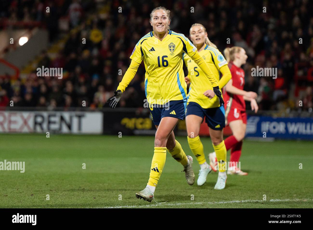 Wrexham, Großbritannien. Februar 2025. Filippa Angeldal aus Schweden (16) feiert mit ihren Teamkollegen, nachdem sie ihr Team zum 1. Tor erzielt hat. Wales gegen Schweden, UEFA Women's Nations League am Dienstag, den 25. Februar 2025, Ein Spiel der Gruppe 4 bei STōK CAE Ras in Wrexham, Wales. Dieses Bild darf nur für redaktionelle Zwecke verwendet werden. Nur redaktionelle Verwendung, .PIC von Liam Paget/ Credit: Andrew Orchard Sportfotografie/Alamy Live News Stockfoto Wrexham, Großbritannien. Februar 2025. Filippa Angeldal aus Schweden (16) feiert mit ihren Teamkollegen, nachdem sie ihr Team zum 1. Tor erzielt hat. Wales gegen Schweden, UEFA Women's Nations League am Dienstag, den 25. Februar 2025, Ein Spiel der Gruppe 4 bei STōK CAE Ras in Wrexham, Wales. Dieses Bild darf nur für redaktionelle Zwecke verwendet werden. Nur redaktionelle Verwendung, .PIC von Liam Paget/ Credit: Andrew Orchard Sportfotografie/Alamy Live News Stockfoto