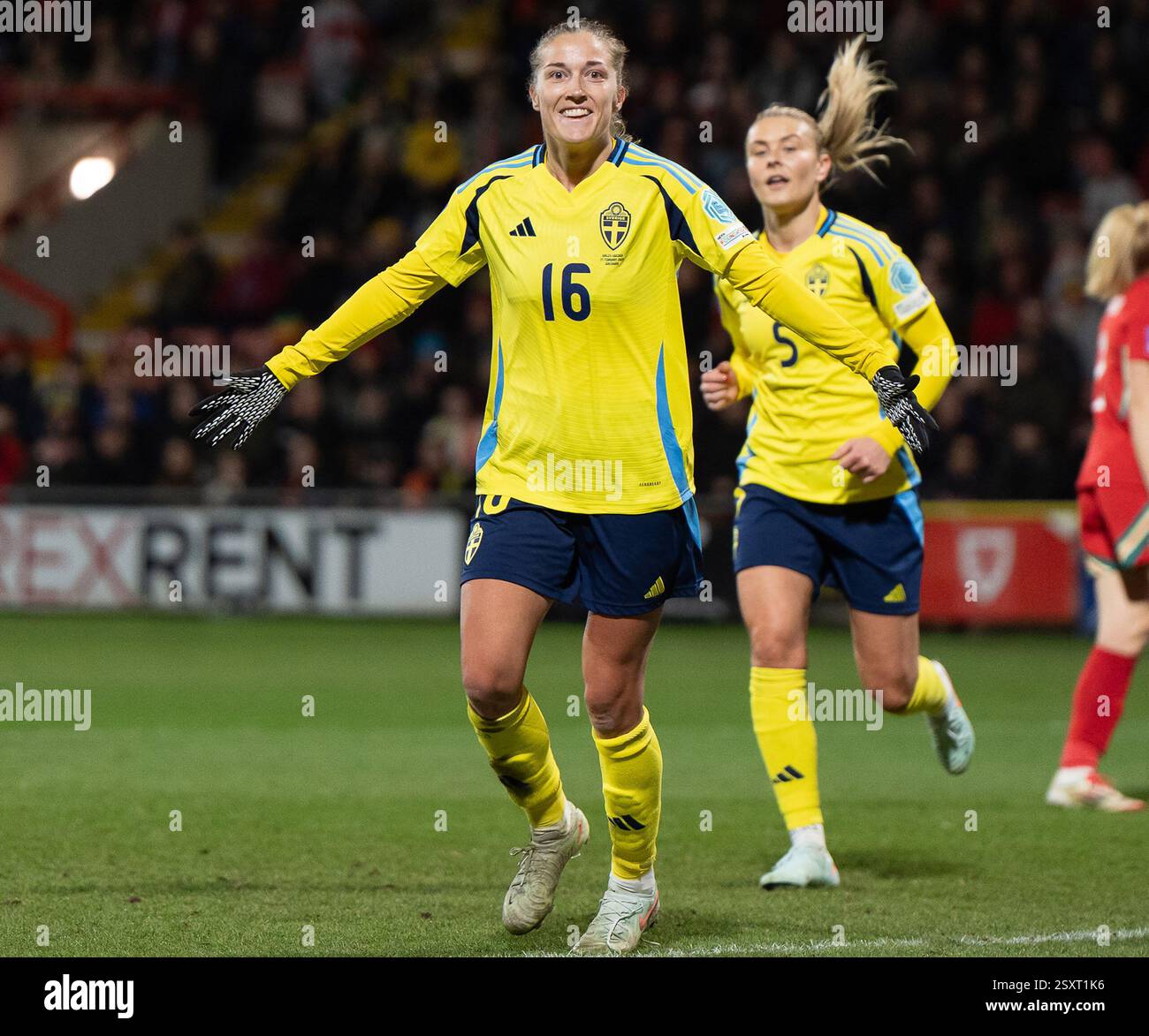 Wrexham, Großbritannien. Februar 2025. Filippa Angeldal aus Schweden (16) feiert mit ihren Teamkollegen, nachdem sie ihr Team zum 1. Tor erzielt hat. Wales gegen Schweden, UEFA Women's Nations League am Dienstag, den 25. Februar 2025, Ein Spiel der Gruppe 4 bei STōK CAE Ras in Wrexham, Wales. Dieses Bild darf nur für redaktionelle Zwecke verwendet werden. Nur redaktionelle Verwendung, .PIC von Liam Paget/ Credit: Andrew Orchard Sportfotografie/Alamy Live News Stockfoto Wrexham, Großbritannien. Februar 2025. Filippa Angeldal aus Schweden (16) feiert mit ihren Teamkollegen, nachdem sie ihr Team zum 1. Tor erzielt hat. Wales gegen Schweden, UEFA Women's Nations League am Dienstag, den 25. Februar 2025, Ein Spiel der Gruppe 4 bei STōK CAE Ras in Wrexham, Wales. Dieses Bild darf nur für redaktionelle Zwecke verwendet werden. Nur redaktionelle Verwendung, .PIC von Liam Paget/ Credit: Andrew Orchard Sportfotografie/Alamy Live News Stockfoto