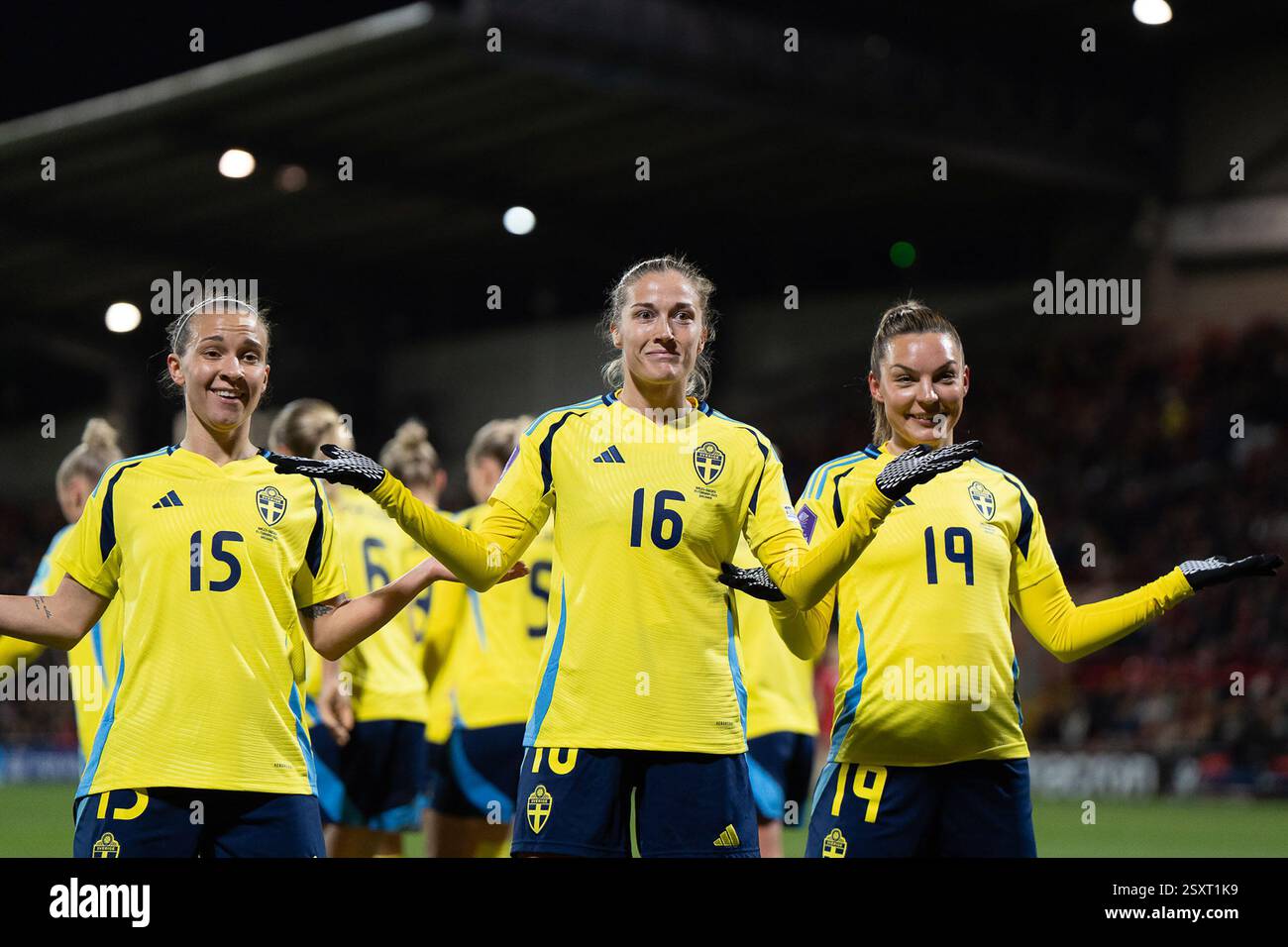 Wrexham, Großbritannien. Februar 2025. Filippa Angeldal aus Schweden (16) feiert mit ihren Teamkollegen, nachdem sie ihr Team zum 1. Tor erzielt hat. Wales gegen Schweden, UEFA Women's Nations League am Dienstag, den 25. Februar 2025, Ein Spiel der Gruppe 4 bei STōK CAE Ras in Wrexham, Wales. Dieses Bild darf nur für redaktionelle Zwecke verwendet werden. Nur redaktionelle Verwendung, .PIC von Liam Paget/ Credit: Andrew Orchard Sportfotografie/Alamy Live News Stockfoto Wrexham, Großbritannien. Februar 2025. Filippa Angeldal aus Schweden (16) feiert mit ihren Teamkollegen, nachdem sie ihr Team zum 1. Tor erzielt hat. Wales gegen Schweden, UEFA Women's Nations League am Dienstag, den 25. Februar 2025, Ein Spiel der Gruppe 4 bei STōK CAE Ras in Wrexham, Wales. Dieses Bild darf nur für redaktionelle Zwecke verwendet werden. Nur redaktionelle Verwendung, .PIC von Liam Paget/ Credit: Andrew Orchard Sportfotografie/Alamy Live News Stockfoto