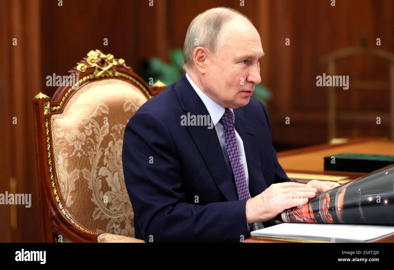 Moskau, Russland. Februar 2025. Der russische Präsident Wladimir Putin hört den Vorsitzenden der Dream Island Holding Company Amiran Mutsojew während eines persönlichen Treffens im Kreml am 25. Februar 2025 in Moskau. Mutsojew besitzt und entwickelt Vergnügungs- und Vergnügungsparks in Russland. Quelle: Mikhail Metzel/Kreml Pool/Alamy Live News Stockfoto