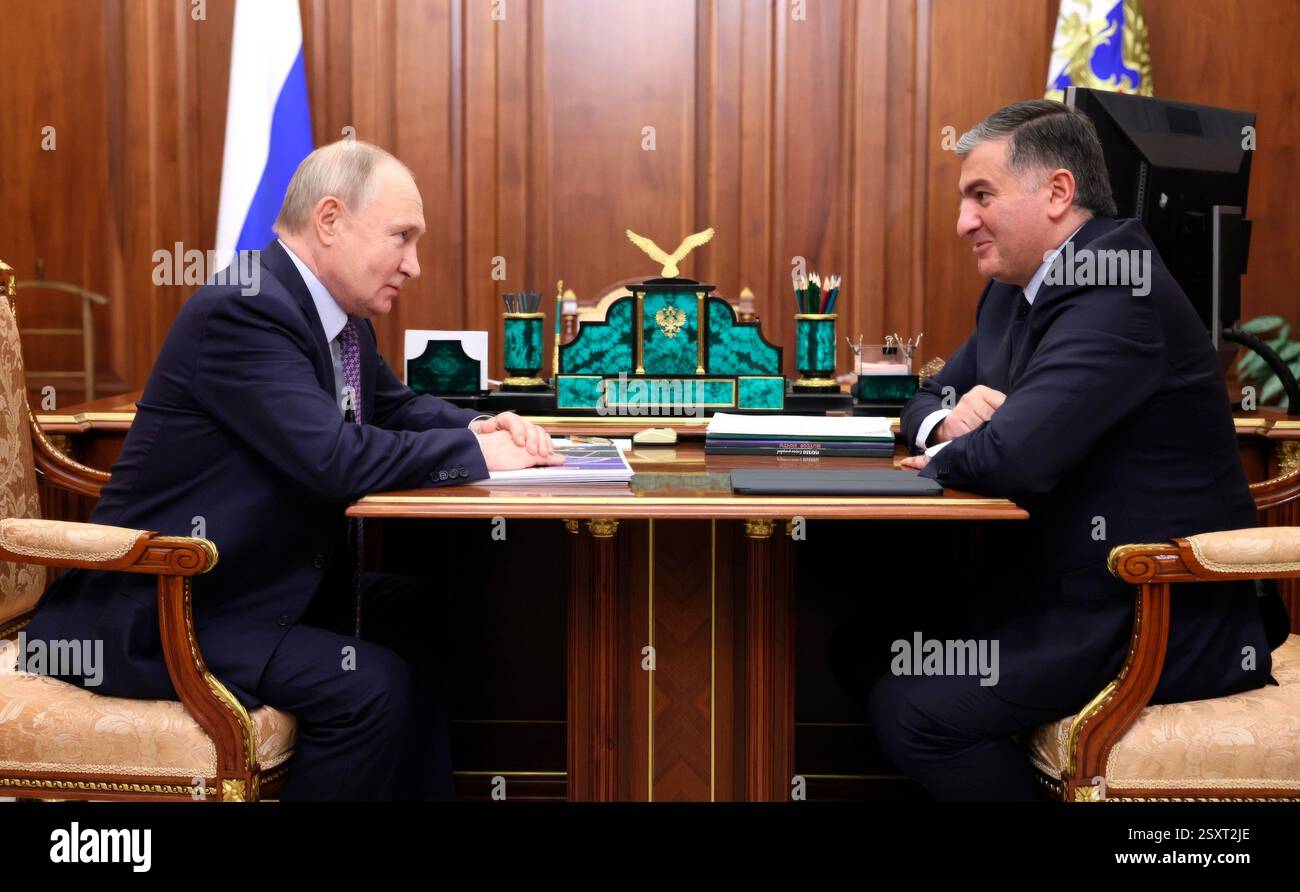 Moskau, Russland. Februar 2025. Der russische Präsident Wladimir Putin, links, hört dem Vorsitzenden der Dream Island Holding Company Amiran Mutsojew bei einem persönlichen Treffen im Kreml am 25. Februar 2025 in Moskau zu. Mutsojew besitzt und entwickelt Vergnügungs- und Vergnügungsparks in Russland. Quelle: Mikhail Metzel/Kreml Pool/Alamy Live News Stockfoto