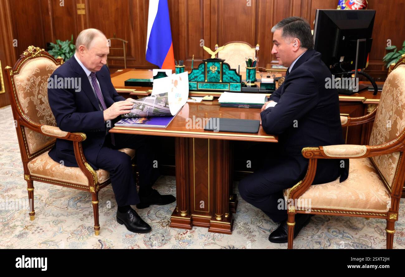Moskau, Russland. Februar 2025. Der russische Präsident Wladimir Putin, links, hört dem Vorsitzenden der Dream Island Holding Company Amiran Mutsojew bei einem persönlichen Treffen im Kreml am 25. Februar 2025 in Moskau zu. Mutsojew besitzt und entwickelt Vergnügungs- und Vergnügungsparks in Russland. Quelle: Mikhail Metzel/Kreml Pool/Alamy Live News Stockfoto