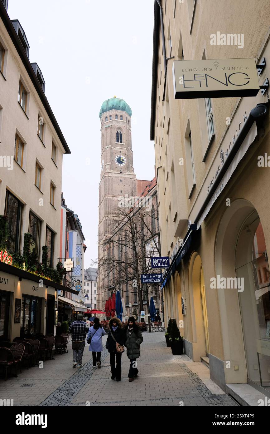 Türme der Frauenkirche oder Kathedrale unserer lieben Lieben Frau katholische Kirche in München, von der Sporerstraße oder Sporerstraße aus gesehen. Stockfoto