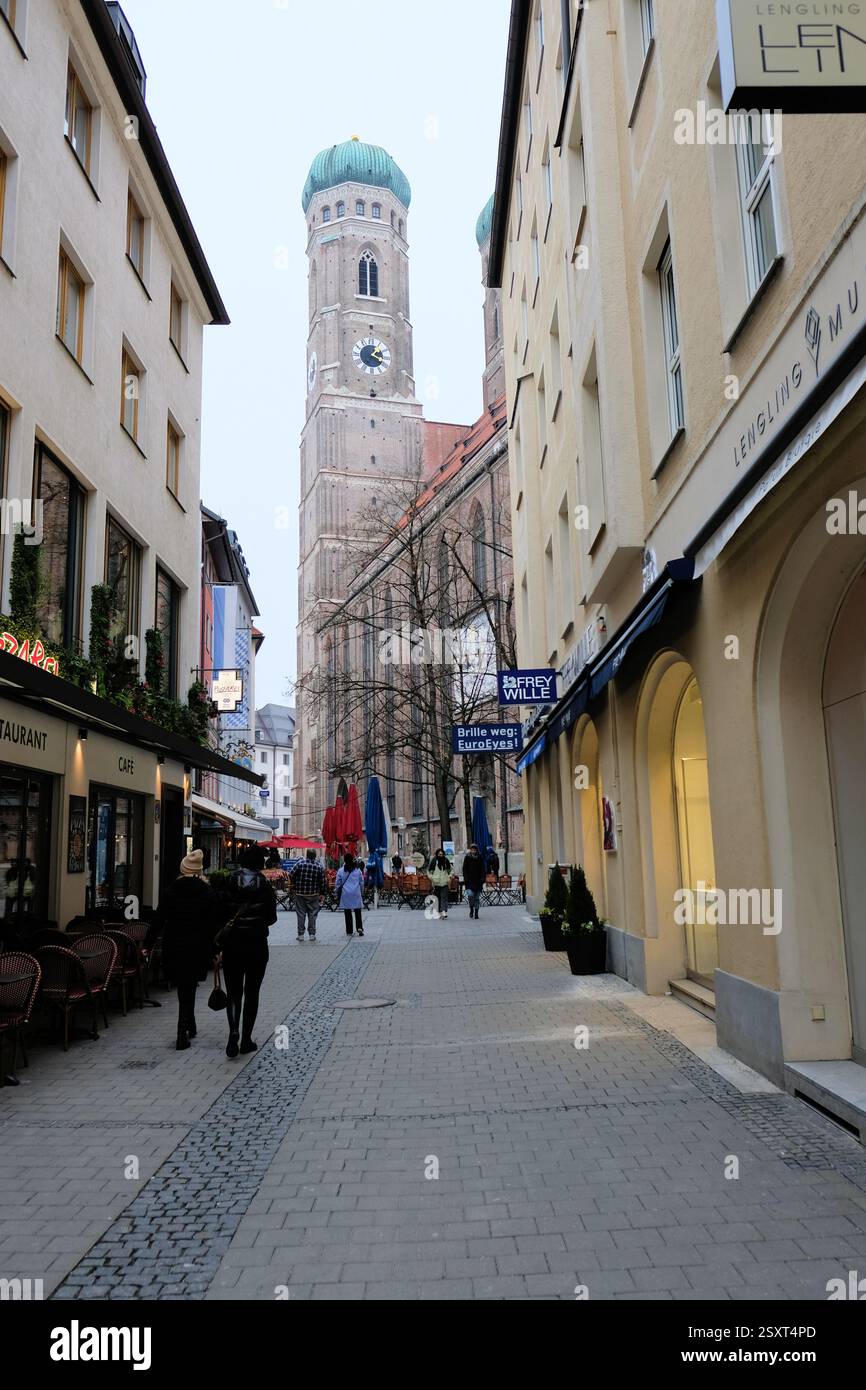 Türme der Frauenkirche oder Kathedrale unserer lieben Lieben Frau katholische Kirche in München, von der Sporerstraße oder Sporerstraße aus gesehen. Stockfoto