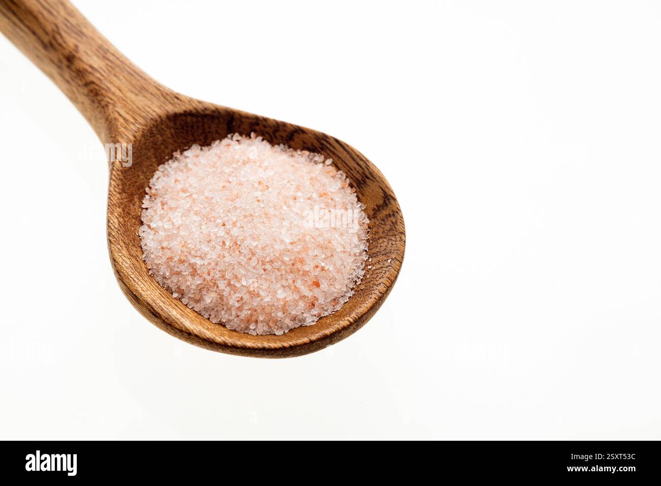Himalaya rosa Salz - feine Kristalle im Löffel. Stockfoto